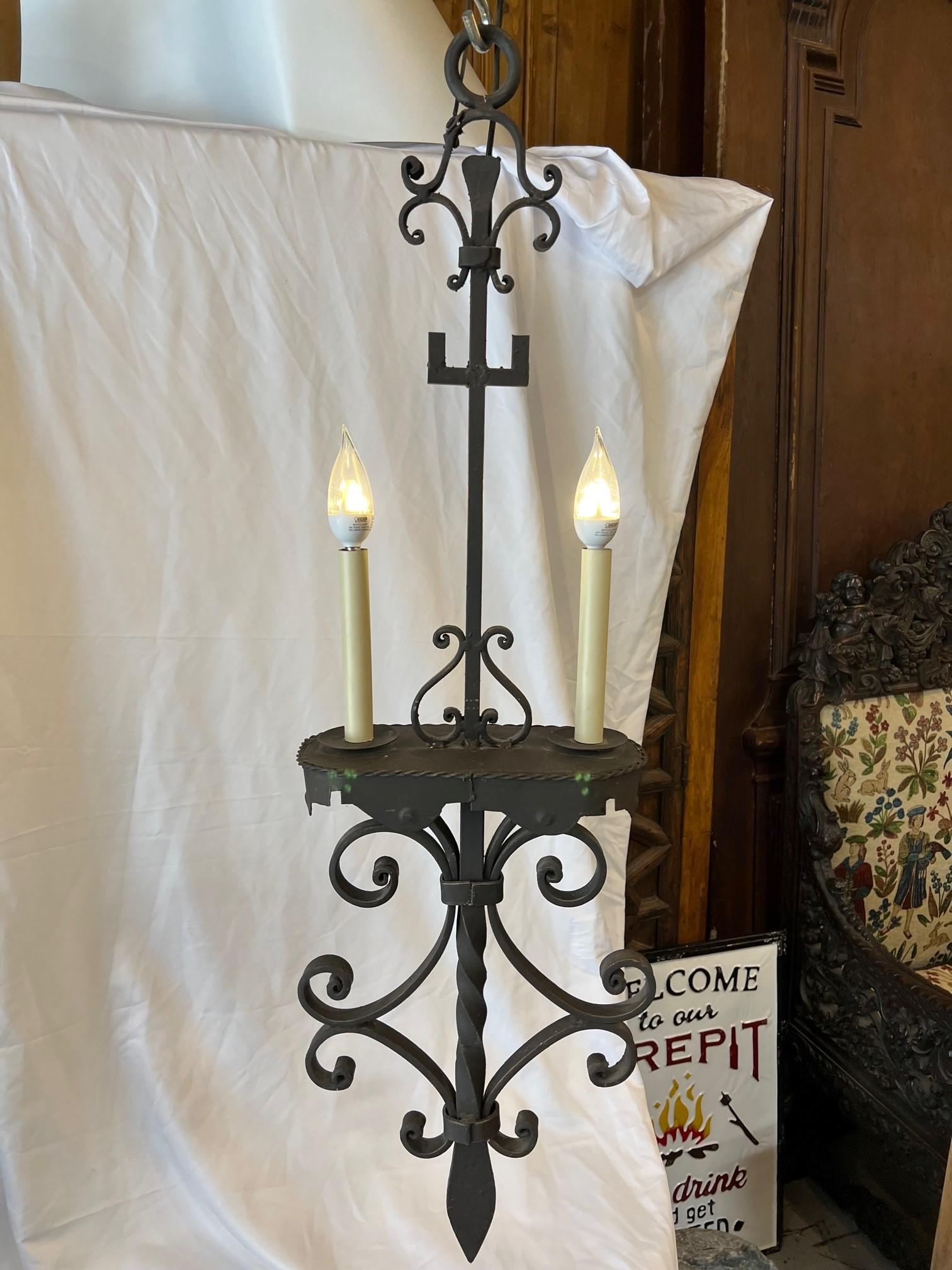 Américain Lampe à suspension à deux lumières en fer forgé à la main de fabrication américaine, 3 lampes disponibles en vente