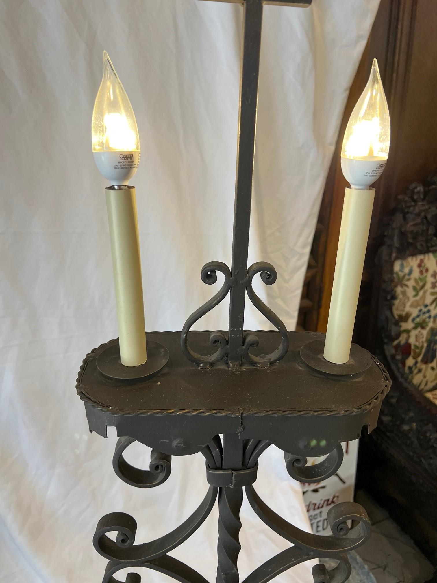 Forgé Lampe à suspension à deux lumières en fer forgé à la main de fabrication américaine, 3 lampes disponibles en vente