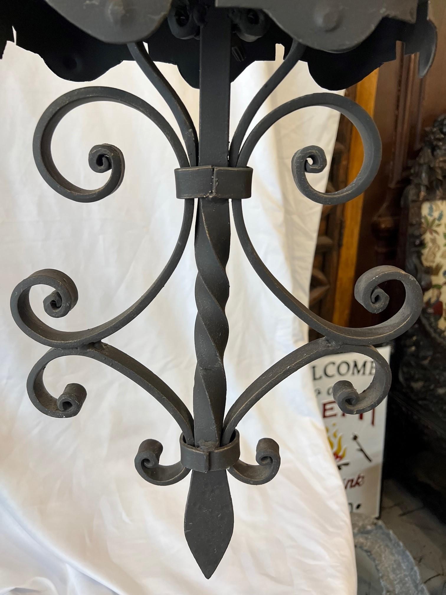 Lampe à suspension à deux lumières en fer forgé à la main de fabrication américaine, 3 lampes disponibles Bon état - En vente à Stamford, CT