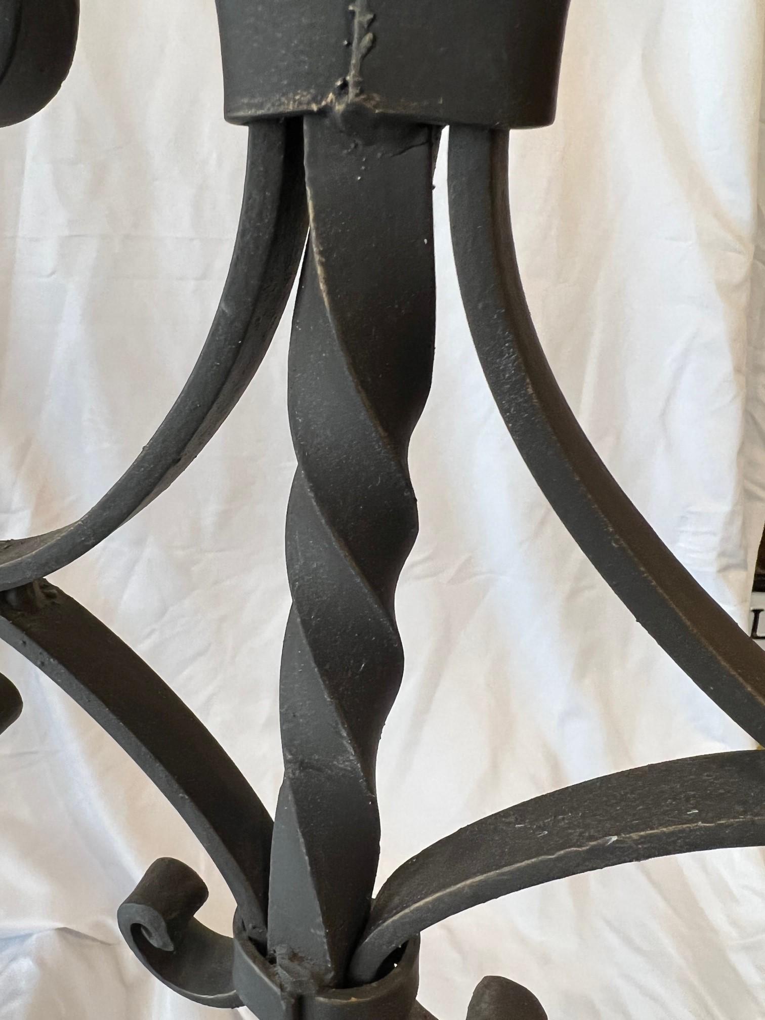 XXIe siècle et contemporain Lampe à suspension à deux lumières en fer forgé à la main de fabrication américaine, 3 lampes disponibles en vente