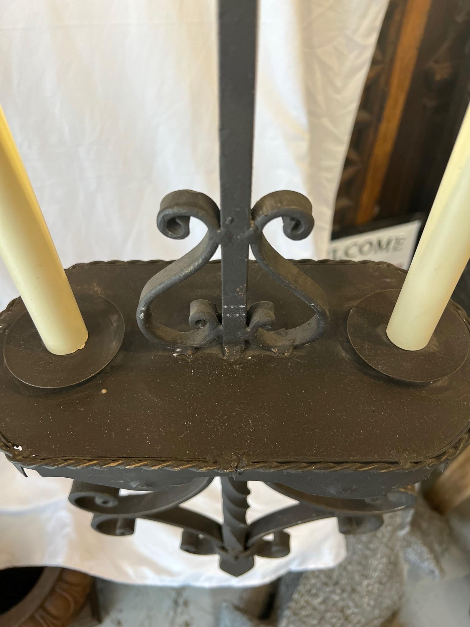 Fer Lampe à suspension à deux lumières en fer forgé à la main de fabrication américaine, 3 lampes disponibles en vente