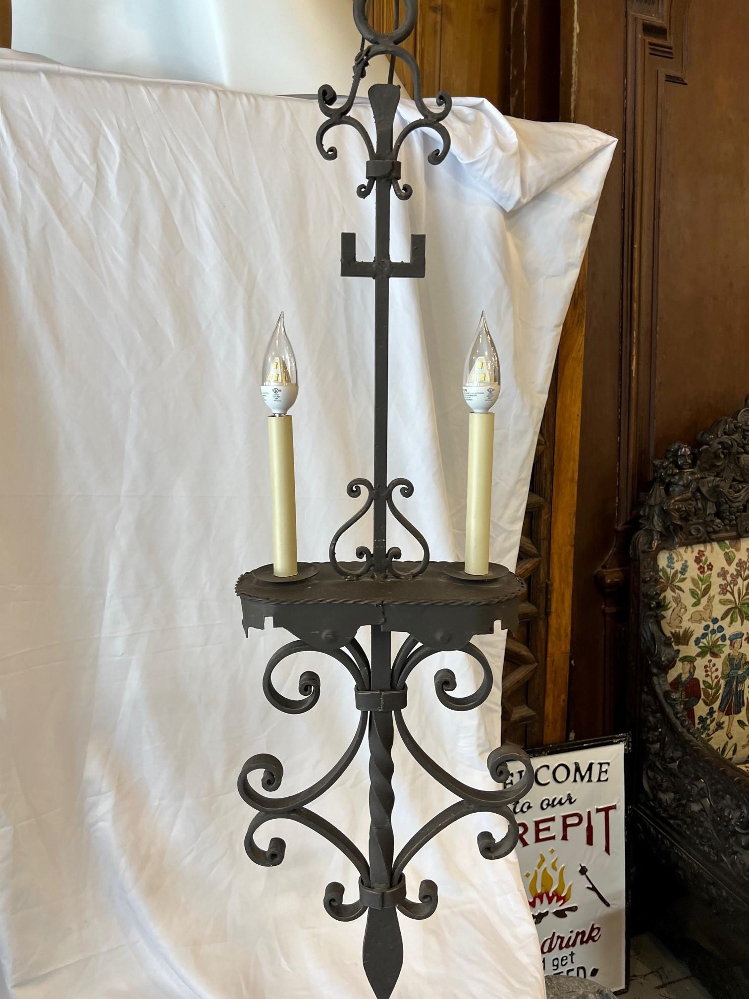 Lampe à suspension à deux lumières en fer forgé à la main de fabrication américaine, 3 lampes disponibles en vente 1