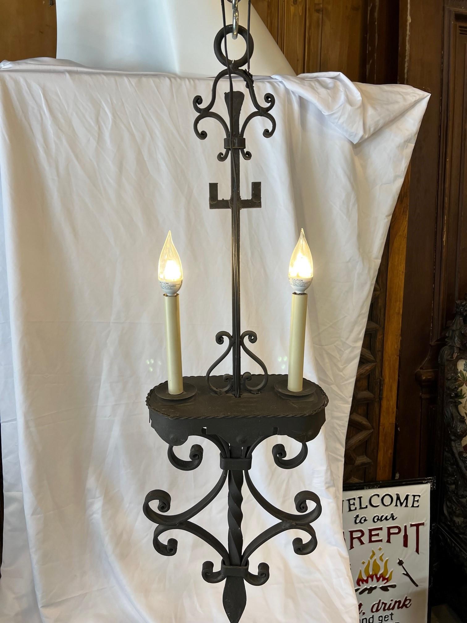 Lampe à suspension à deux lumières en fer forgé à la main de fabrication américaine, 3 lampes disponibles en vente 2