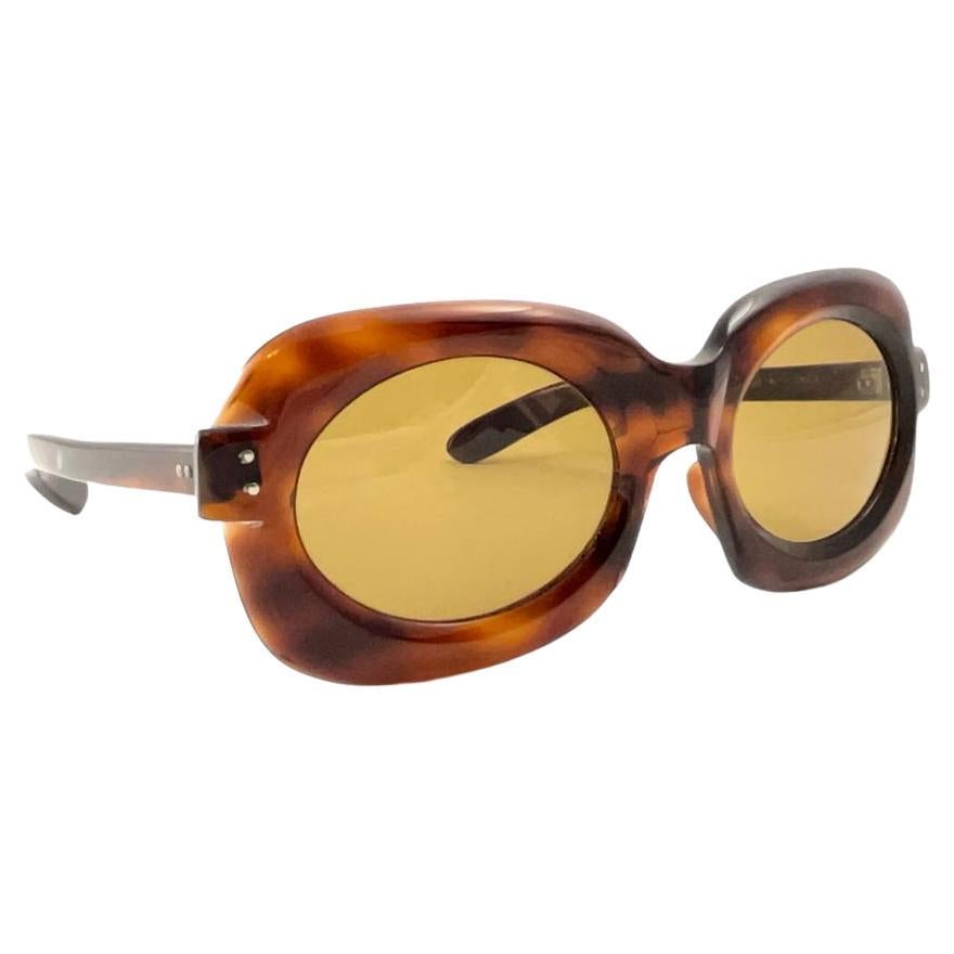 New rare collector's item, museum piece vintage Philippe Chevalier light tortoise oversized sunglasses with Medium Brown lenses.   
A superb find. 

Please notice this item may show minor sign of wear 

Made in France.

Measurements


Front         
