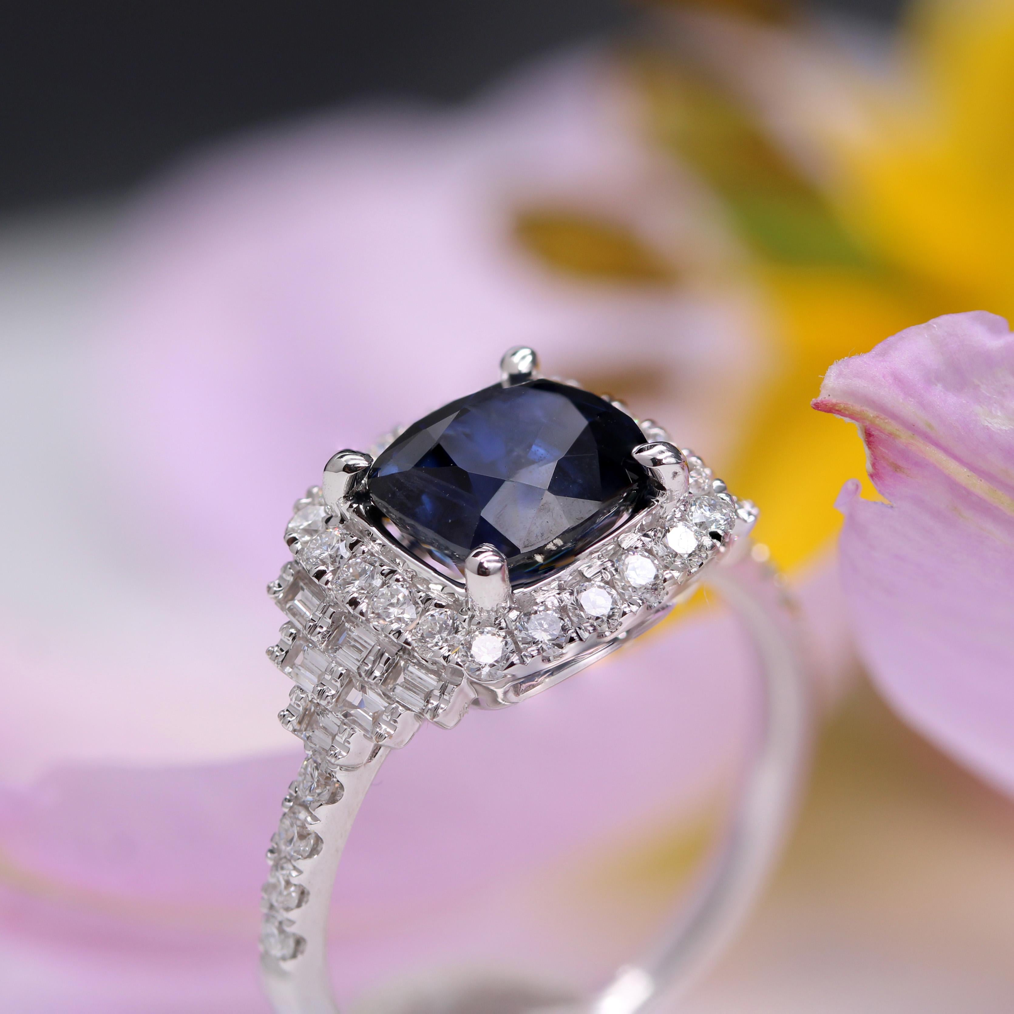 New Unheted Ceppylon Sapphire Diamonds 18 Karat White Gold Cluster Ring in vendita 4