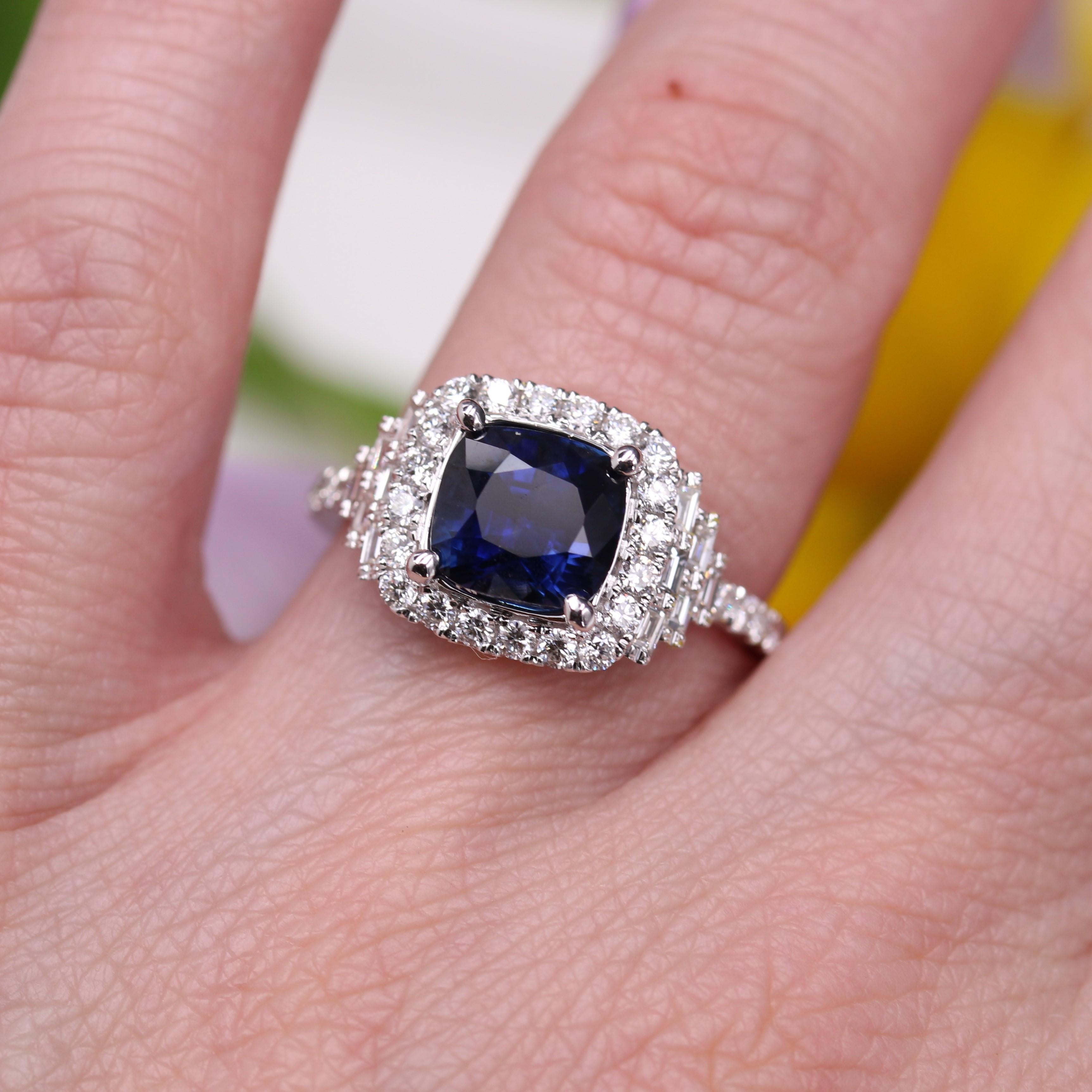 New Unheted Ceppylon Sapphire Diamonds 18 Karat White Gold Cluster Ring in vendita 8