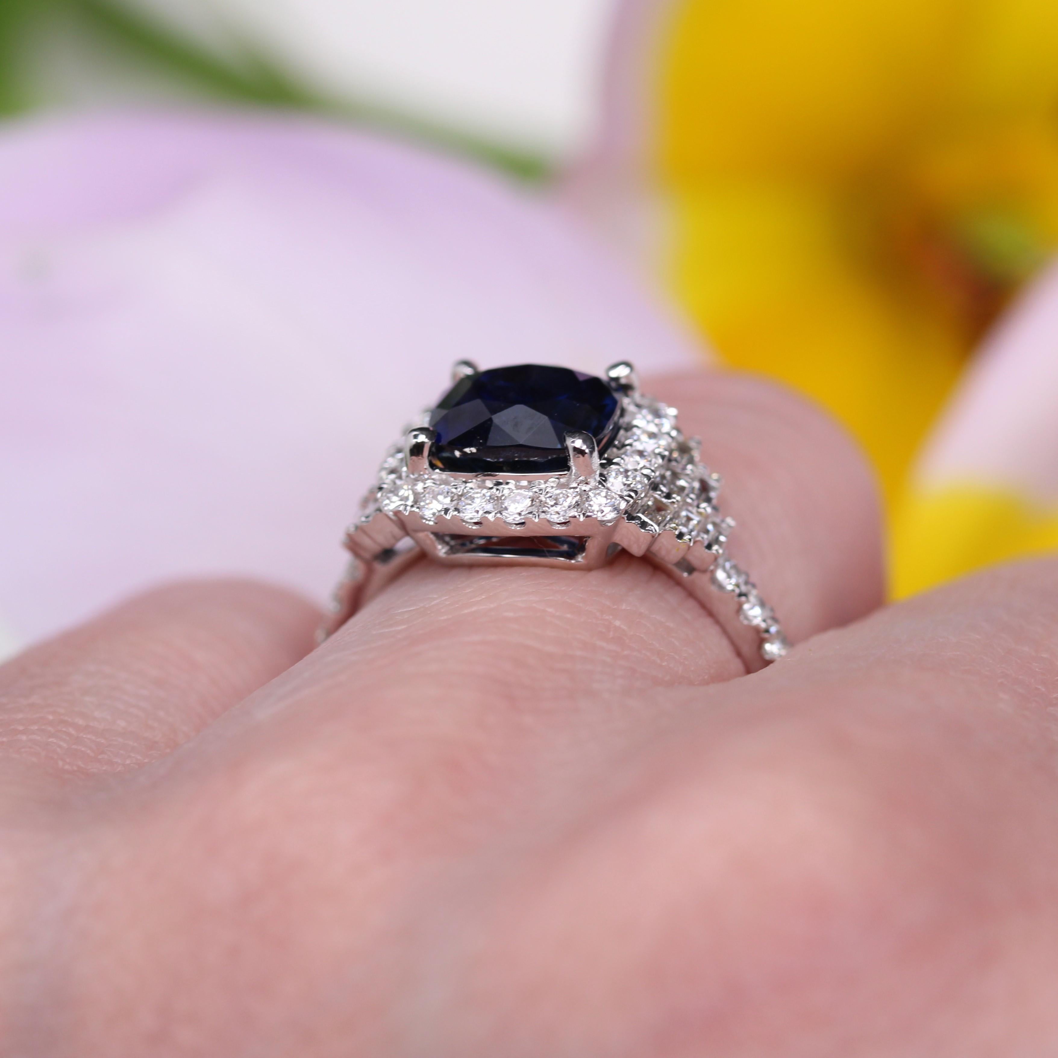 New Unheted Ceppylon Sapphire Diamonds 18 Karat White Gold Cluster Ring in vendita 9