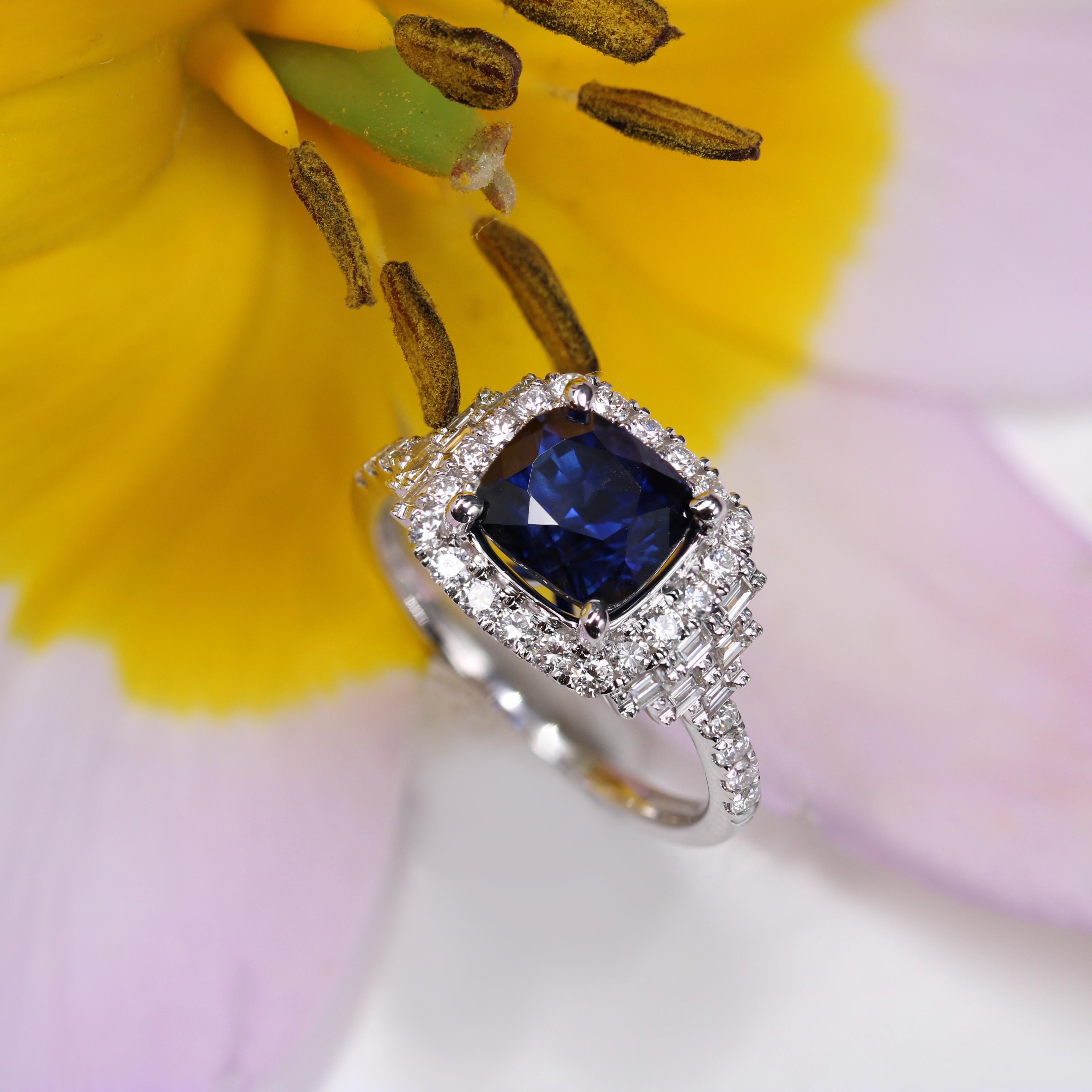 New Unheted Ceppylon Sapphire Diamonds 18 Karat White Gold Cluster Ring in vendita 11