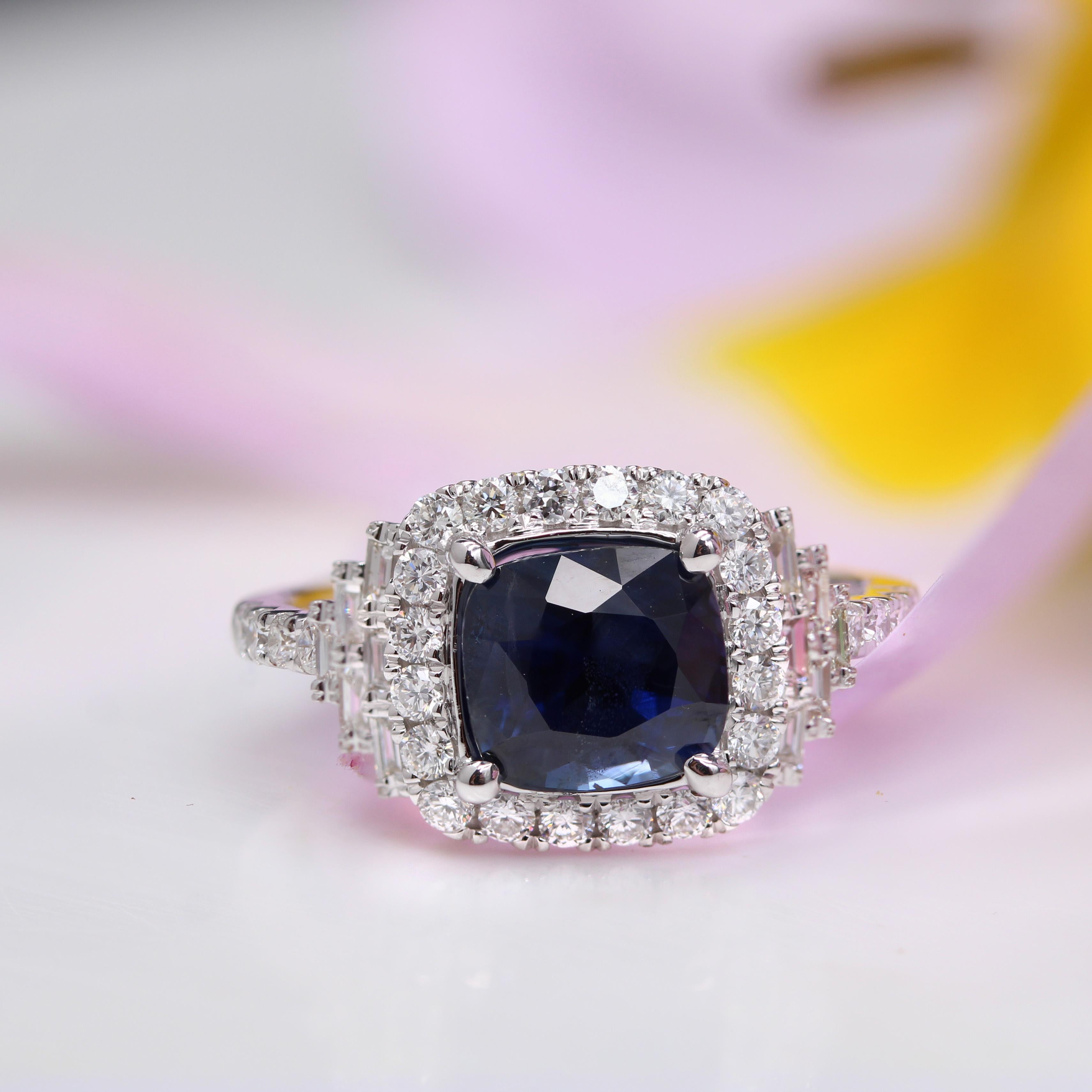 Moderno New Unheted Ceppylon Sapphire Diamonds 18 Karat White Gold Cluster Ring in vendita