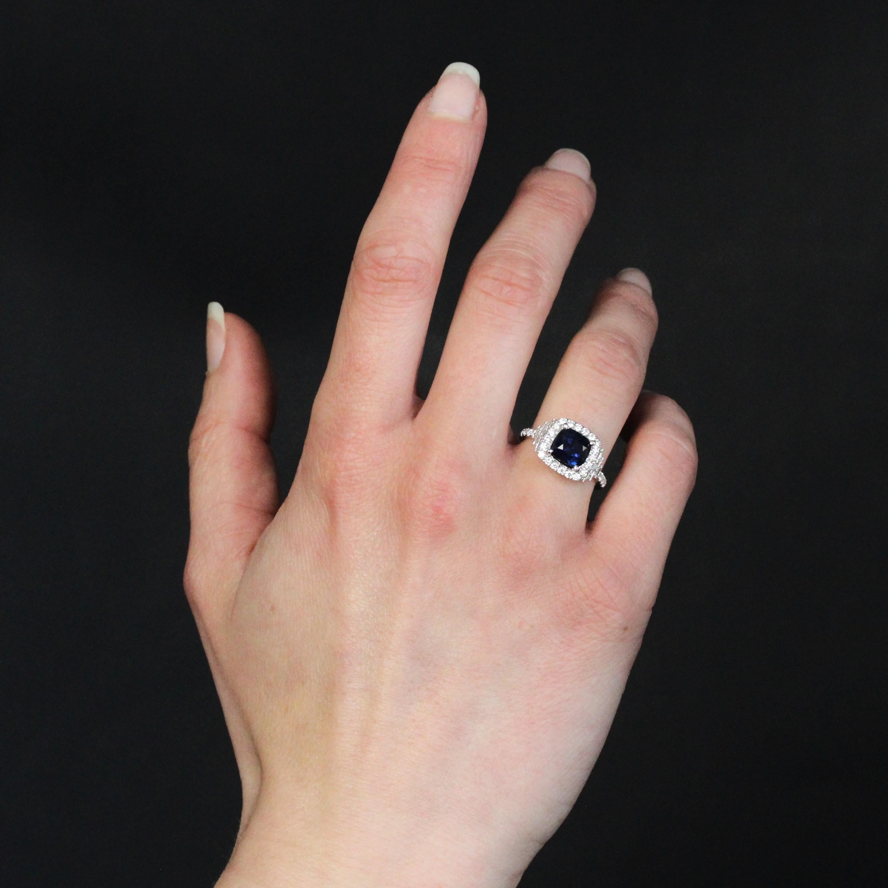 Taglio cuscino New Unheted Ceppylon Sapphire Diamonds 18 Karat White Gold Cluster Ring in vendita