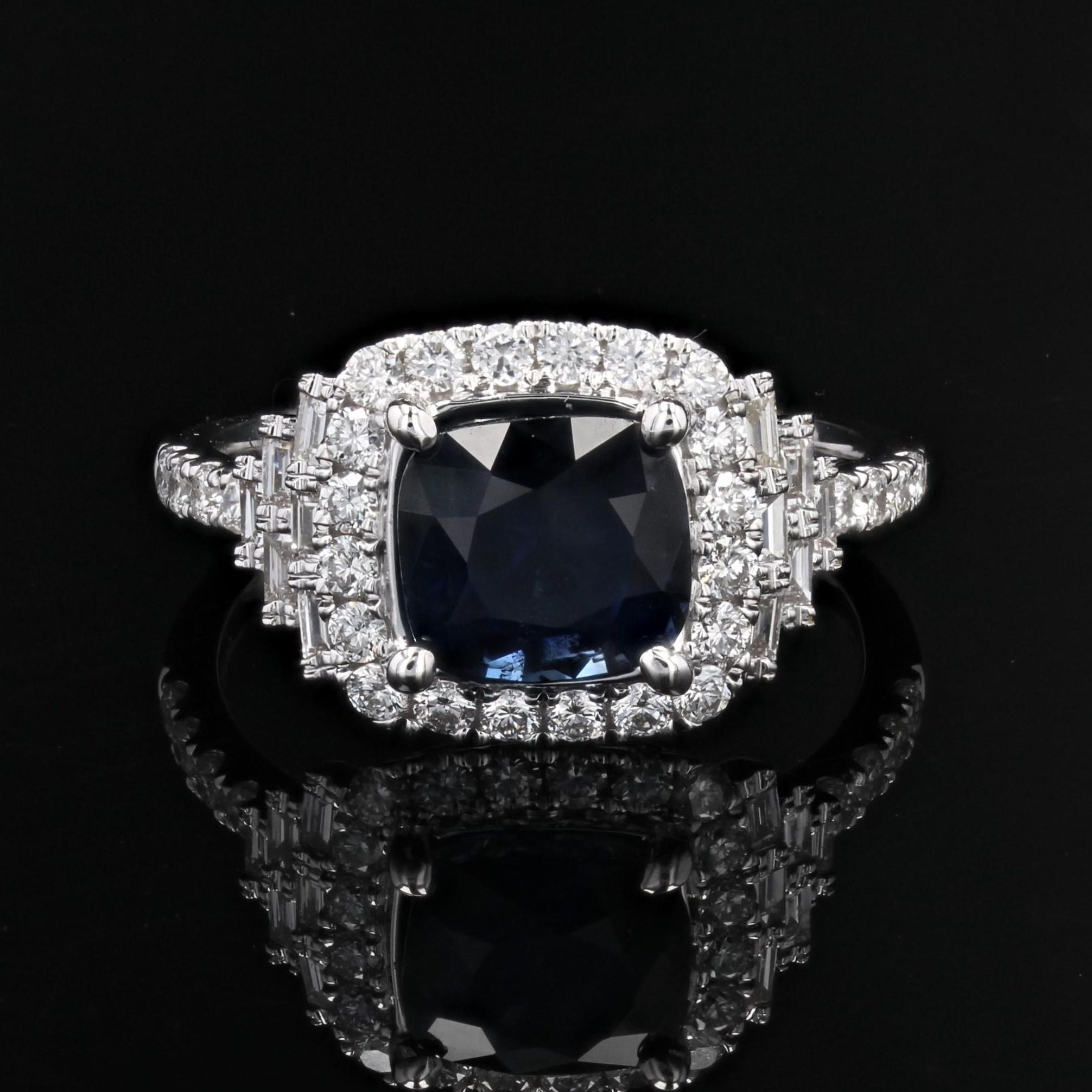 New Unheted Ceppylon Sapphire Diamonds 18 Karat White Gold Cluster Ring In condizioni Nuovo in vendita a Poitiers, FR