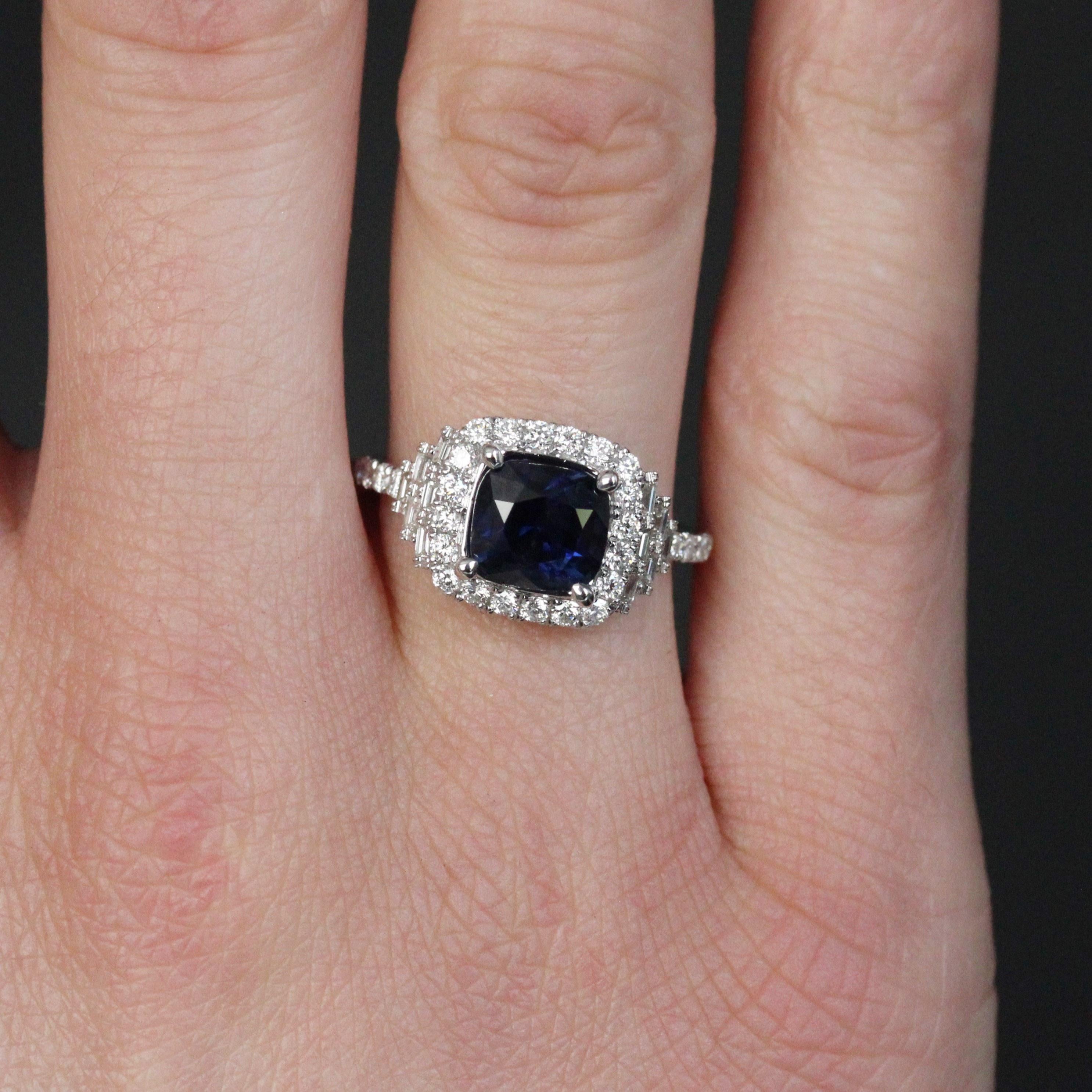 Donna New Unheted Ceppylon Sapphire Diamonds 18 Karat White Gold Cluster Ring in vendita