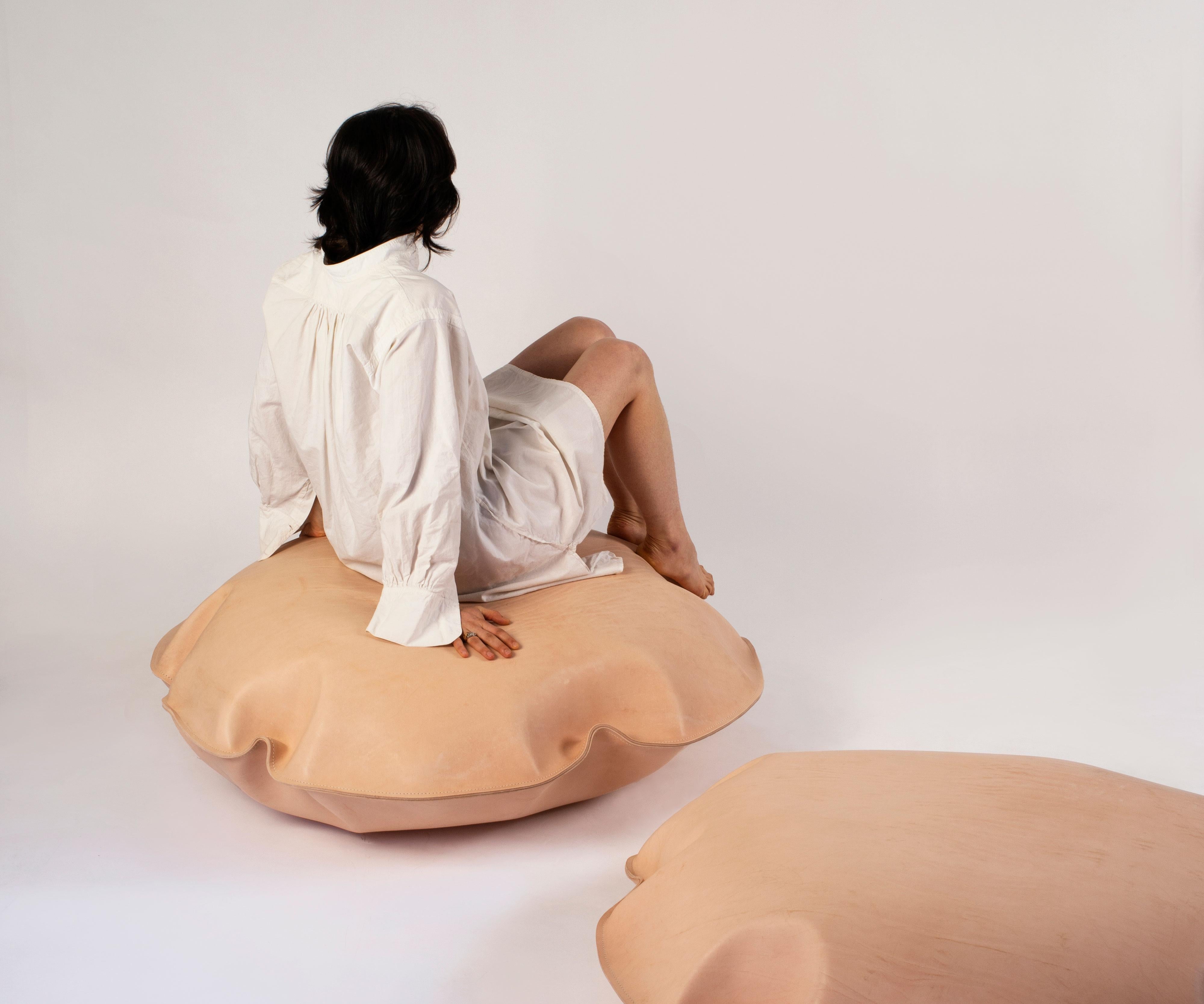 Nouveau pouf unique et confortable en cuir de vachette, fait à la main. Aire de Jordi Ribaudí_Unité 3

L'air lui donne forme et le remplit, en retour le cuir lui donne l'image et le protège. Ils deviennent deux éléments disparates, opposés, mais