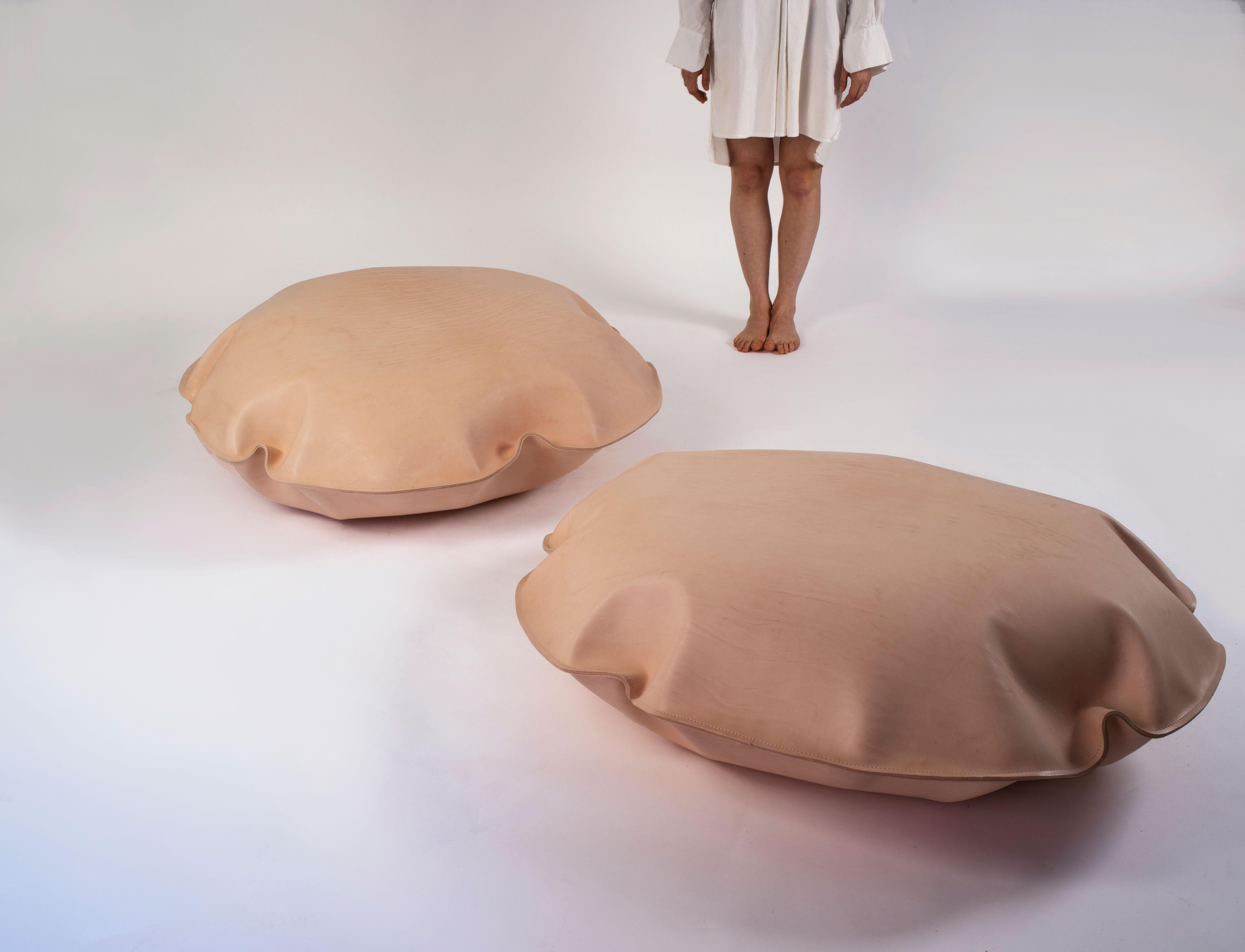 Espagnol Pouf en cuir de vache Brown Unique Fait à la main Aire_3 par Jordi Ribaudí en vente
