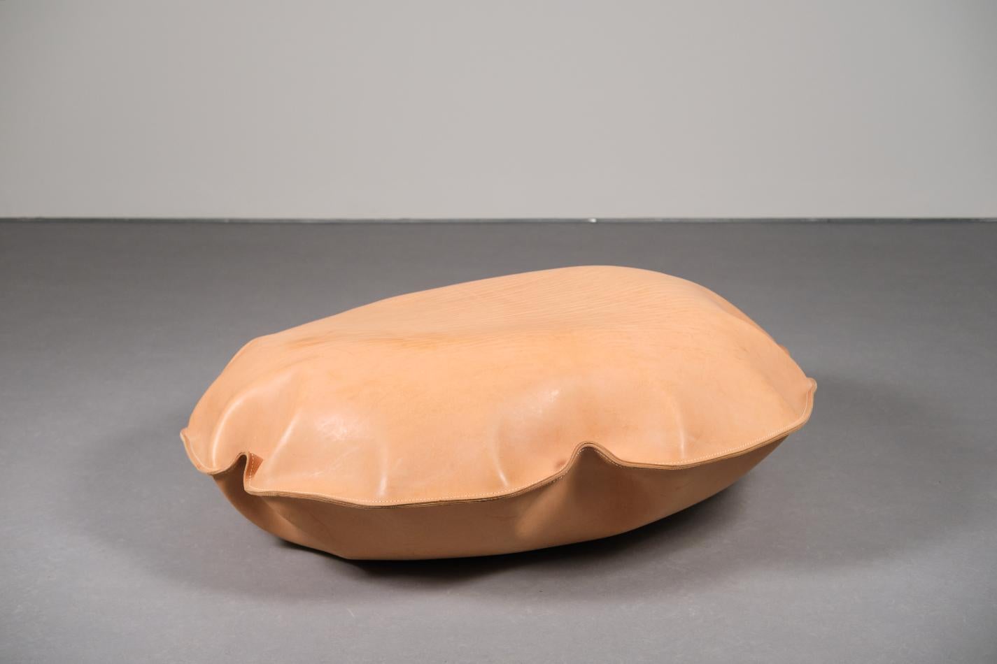 Pouf en cuir de vache Brown Unique Fait à la main Aire_3 par Jordi Ribaudí Neuf - En vente à Barcelona, ES