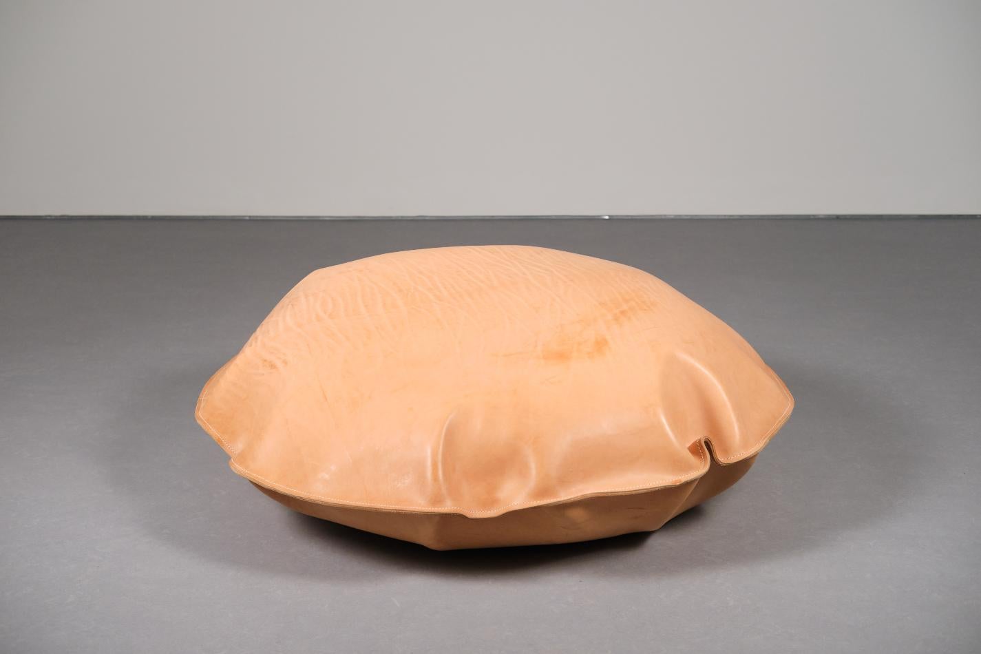 XXIe siècle et contemporain Pouf en cuir de vache Brown Unique Fait à la main Aire_3 par Jordi Ribaudí en vente
