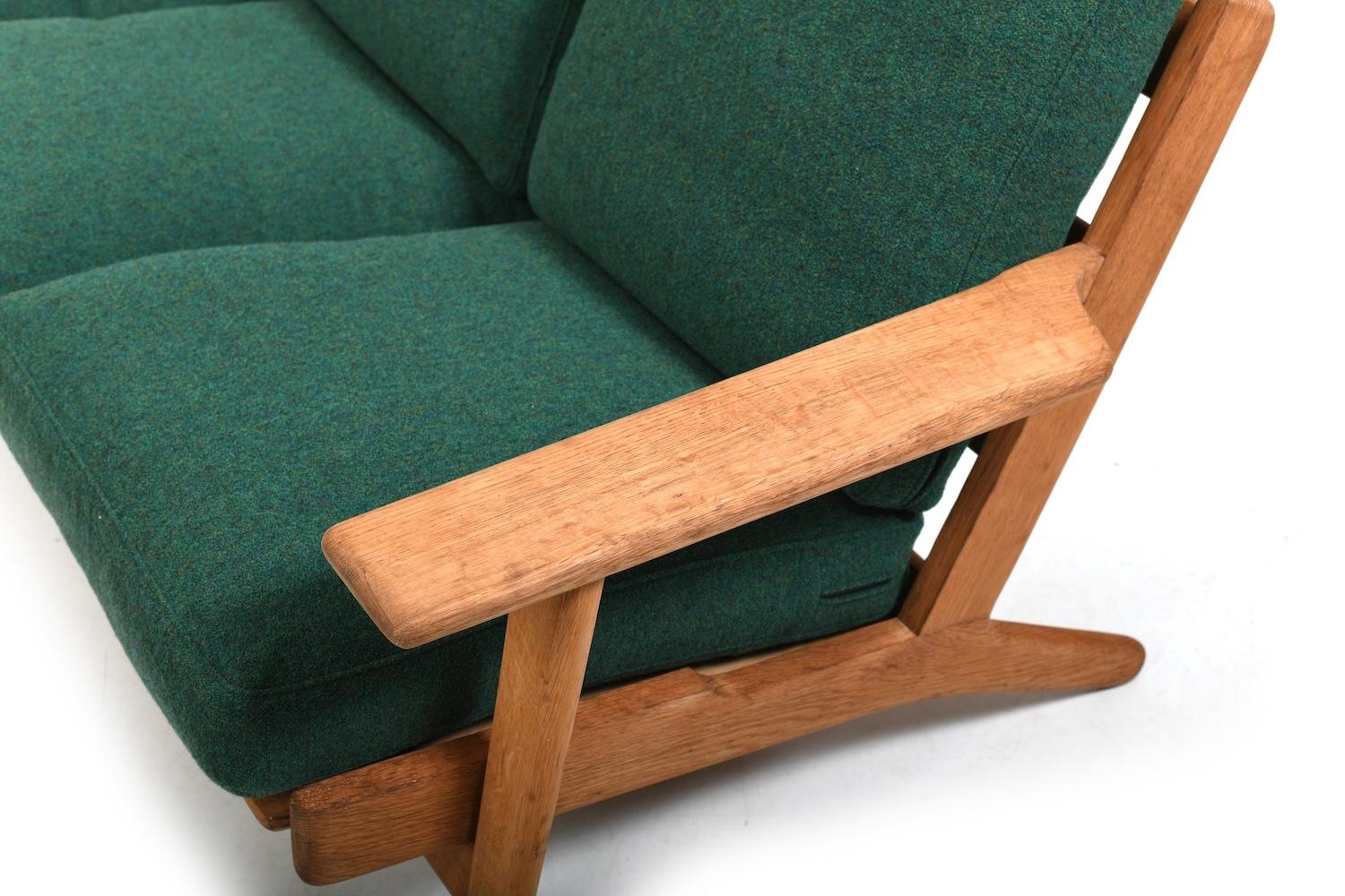 New Upholstered Hans Wegner GE-290 / 3 Sofa 1950s For Sale 3
