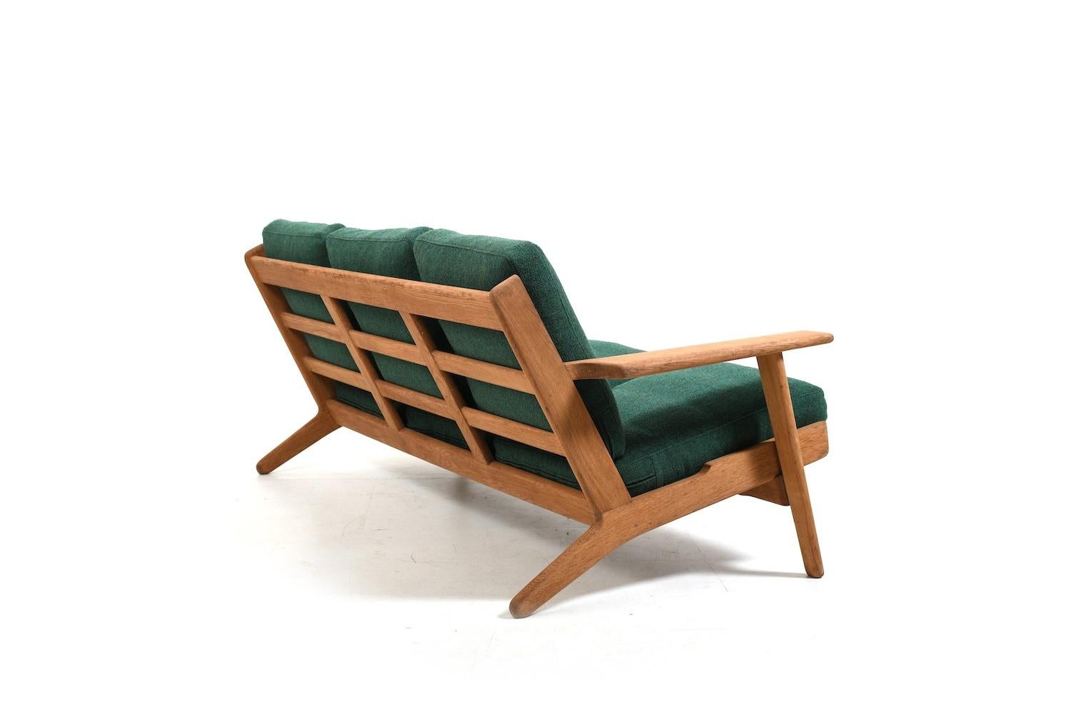 New Upholstered Hans Wegner GE-290 / 3 Sofa 1950s In Good Condition For Sale In Handewitt, DE