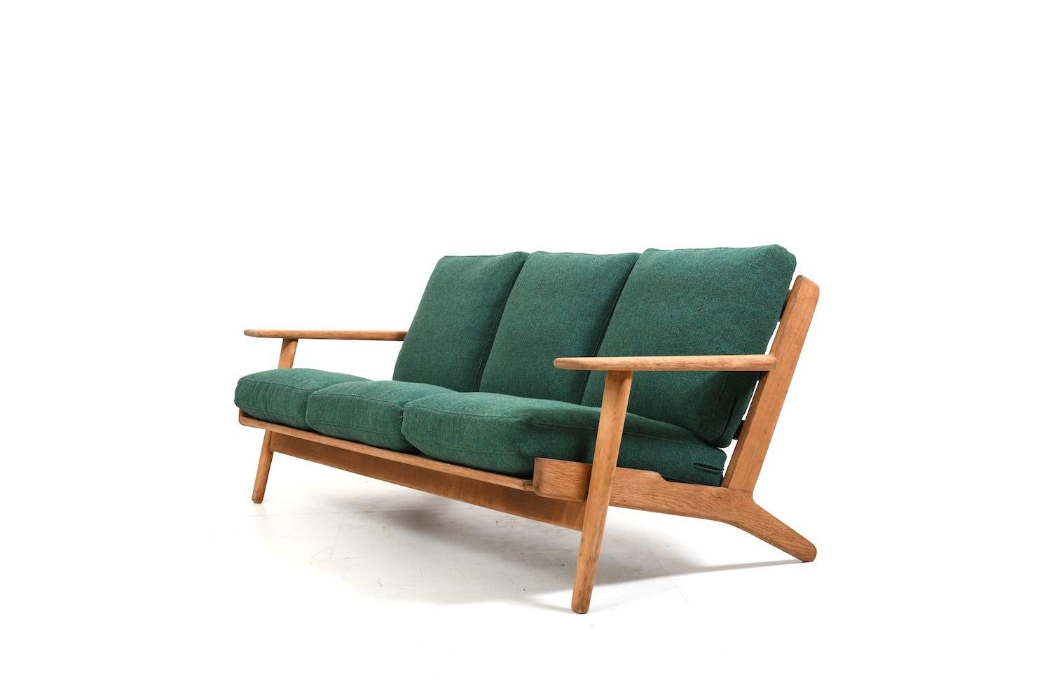 New Upholstered Hans Wegner GE-290 / 3 Sofa 1950s For Sale 1