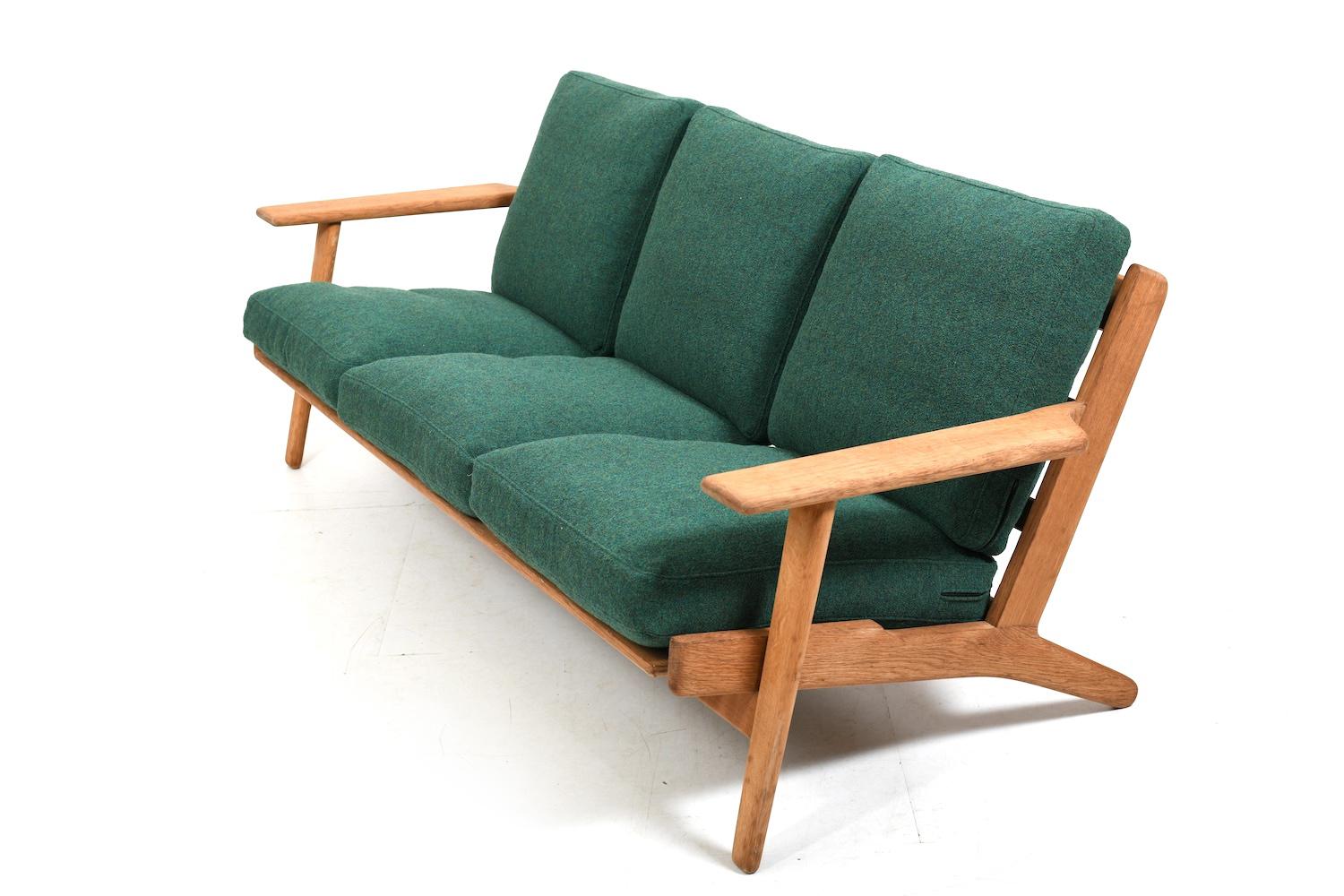 New Upholstered Hans Wegner GE-290 / 3 Sofa 1950s For Sale 2