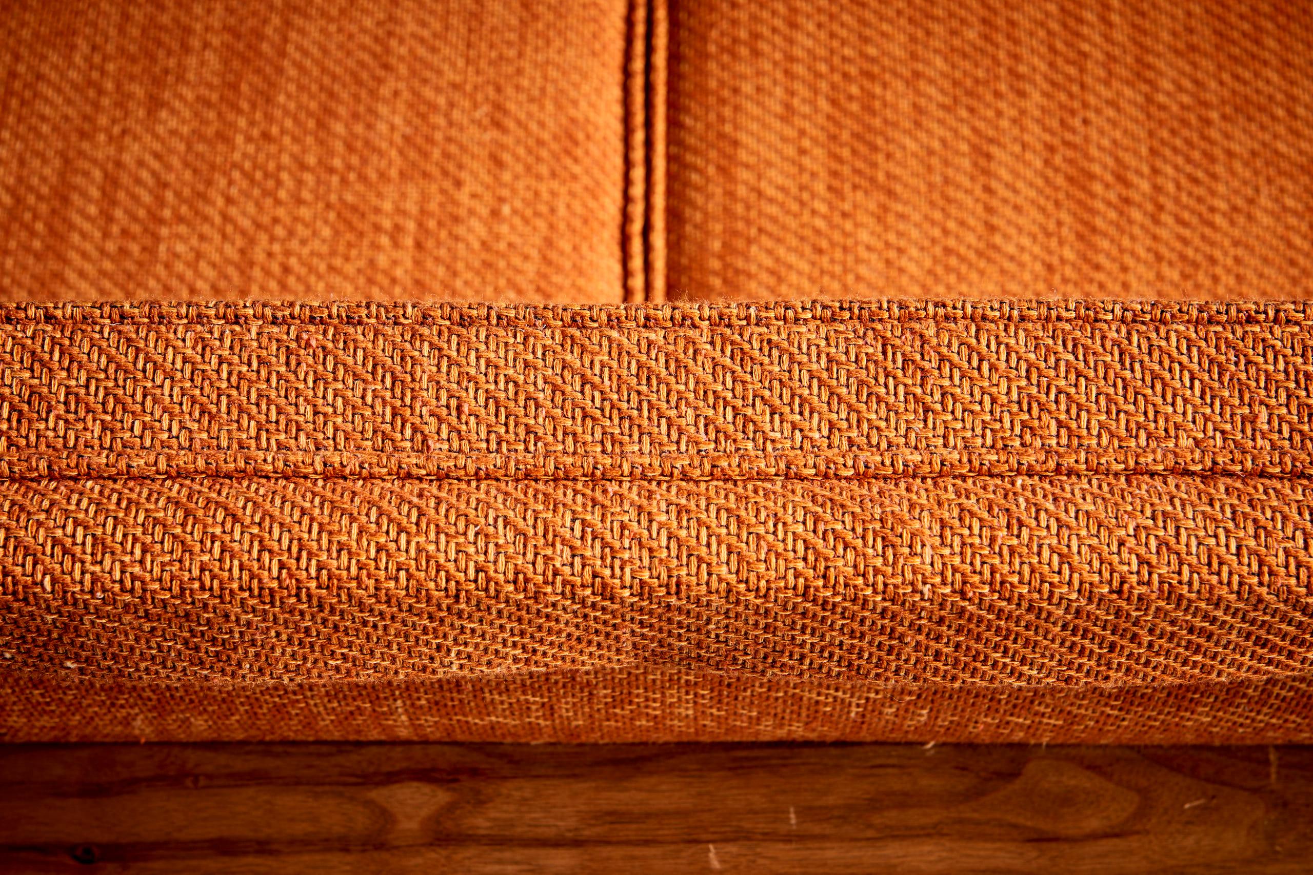 Gepolstertes orangefarbenes Jens Risom-Sofa-Set mit Missoni-Stoff im Angebot 14