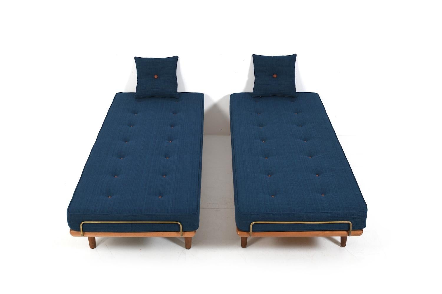 New Upholstered Pair of GE-19 Hans Wegner Daybeds en vente 4