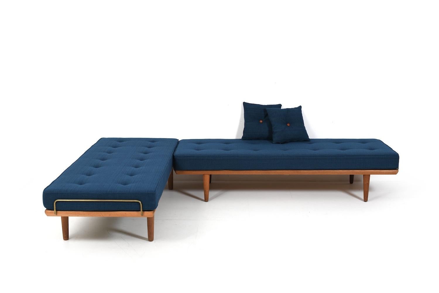 New Upholstered Pair of GE-19 Hans Wegner Daybeds en vente 5