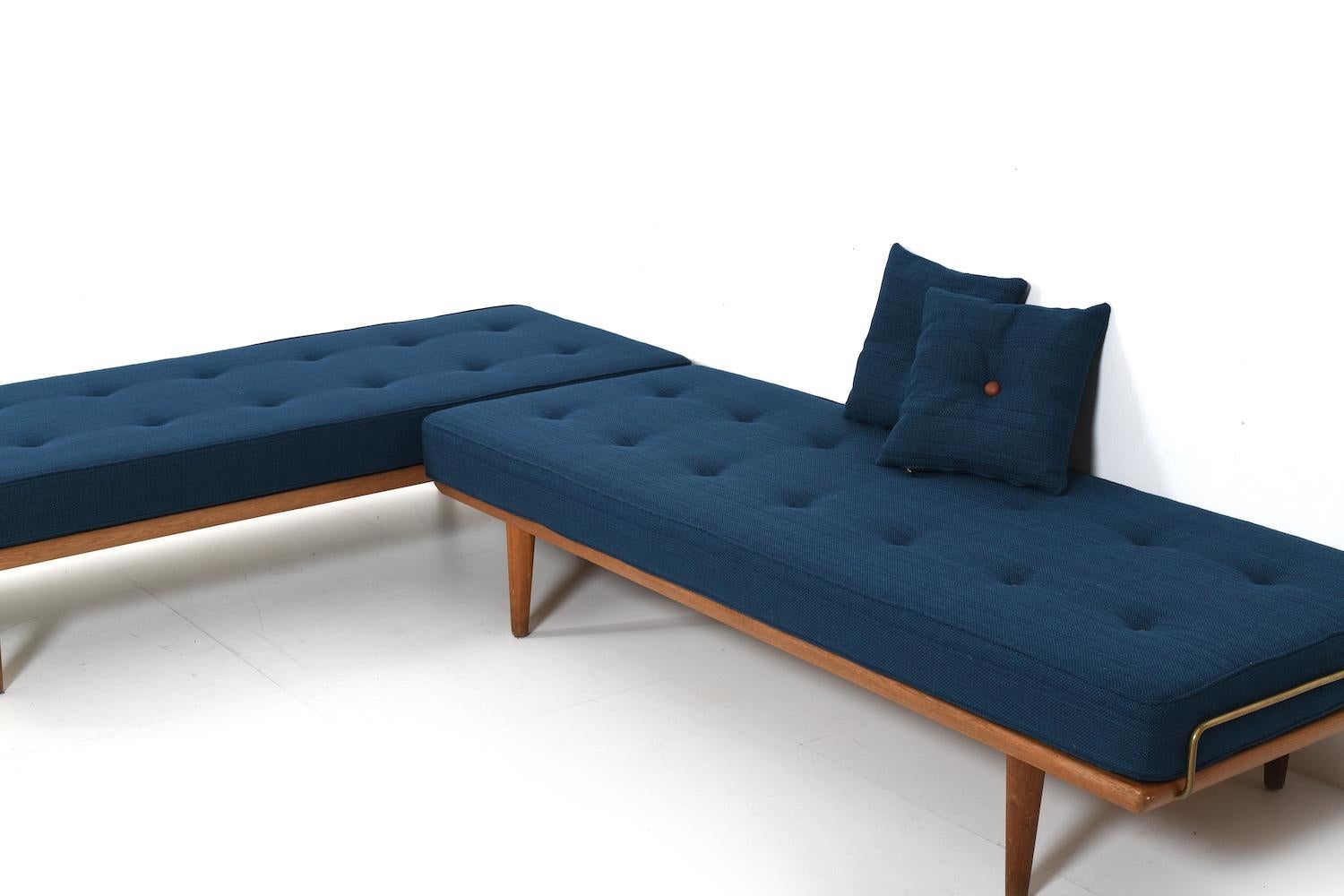 New Upholstered Pair of GE-19 Hans Wegner Daybeds en vente 6