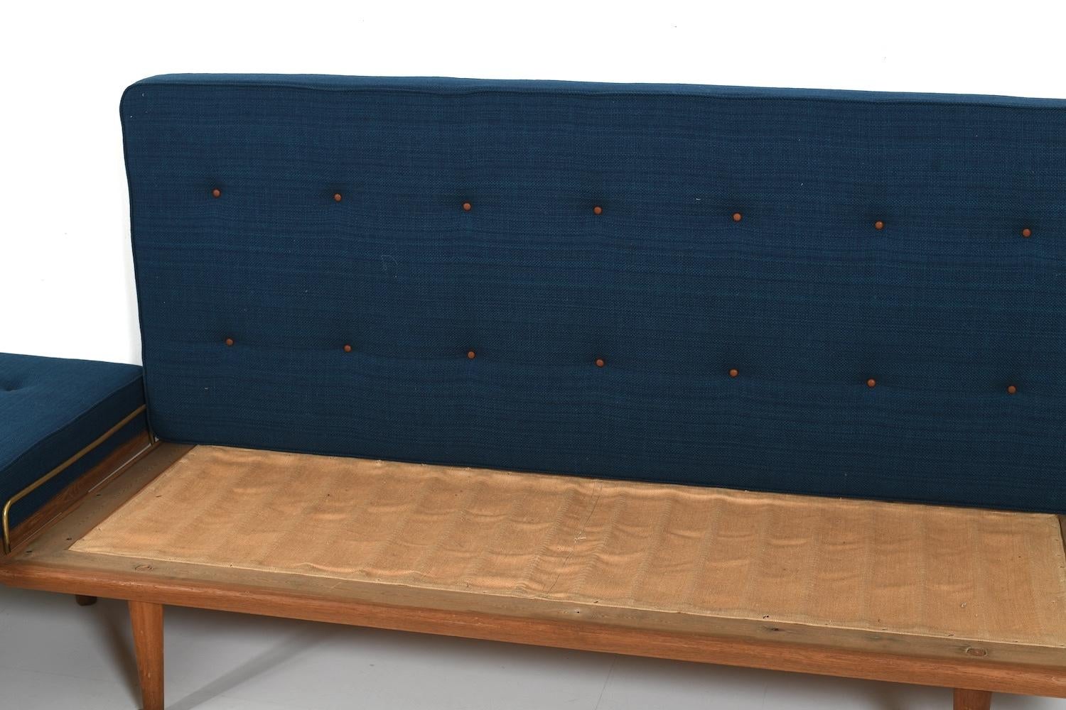 New Upholstered Pair of GE-19 Hans Wegner Daybeds en vente 7