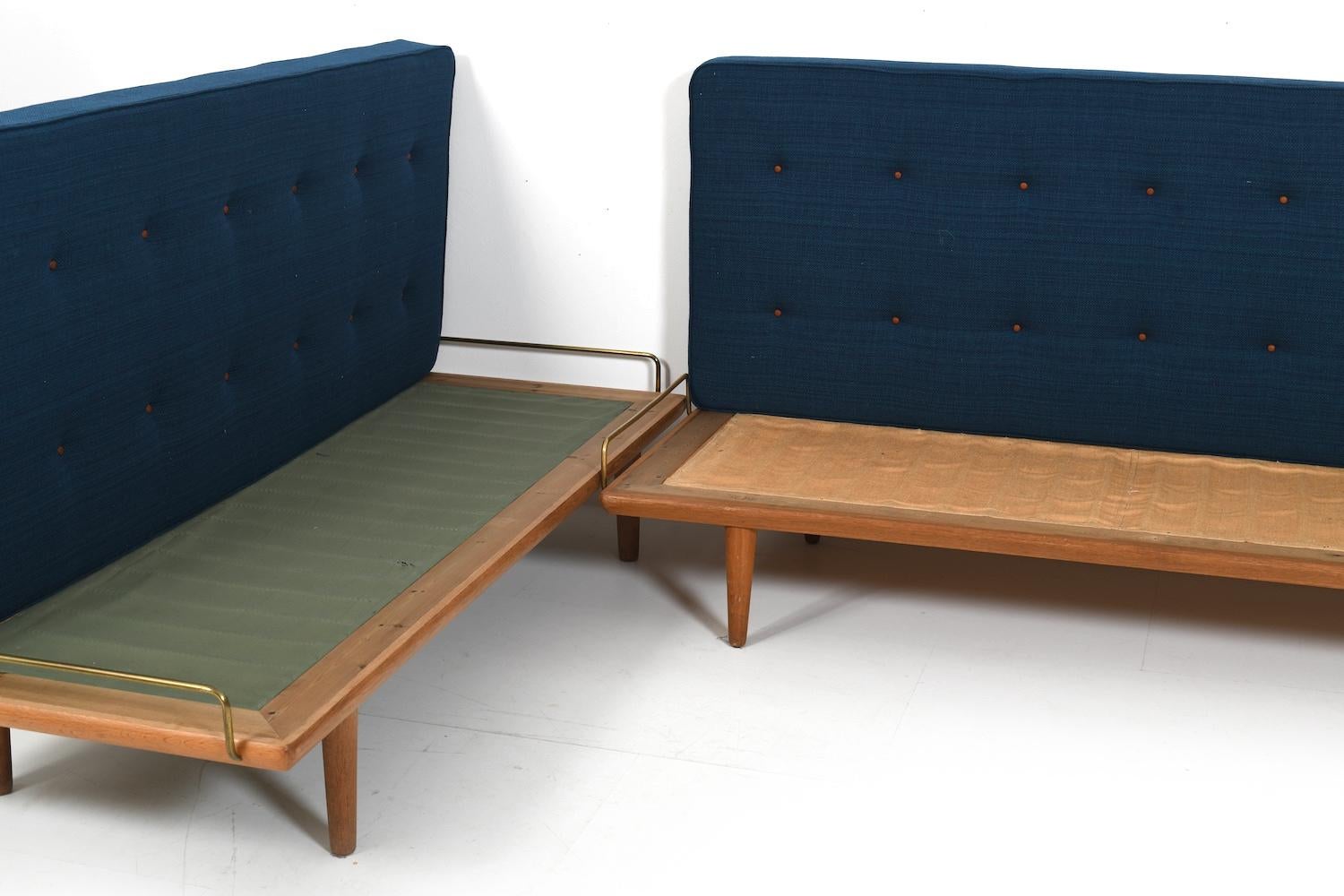 New Upholstered Pair of GE-19 Hans Wegner Daybeds en vente 8