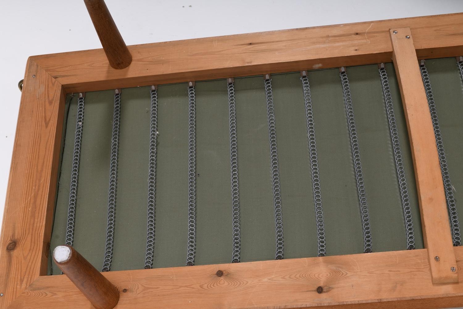 New Upholstered Pair of GE-19 Hans Wegner Daybeds en vente 9