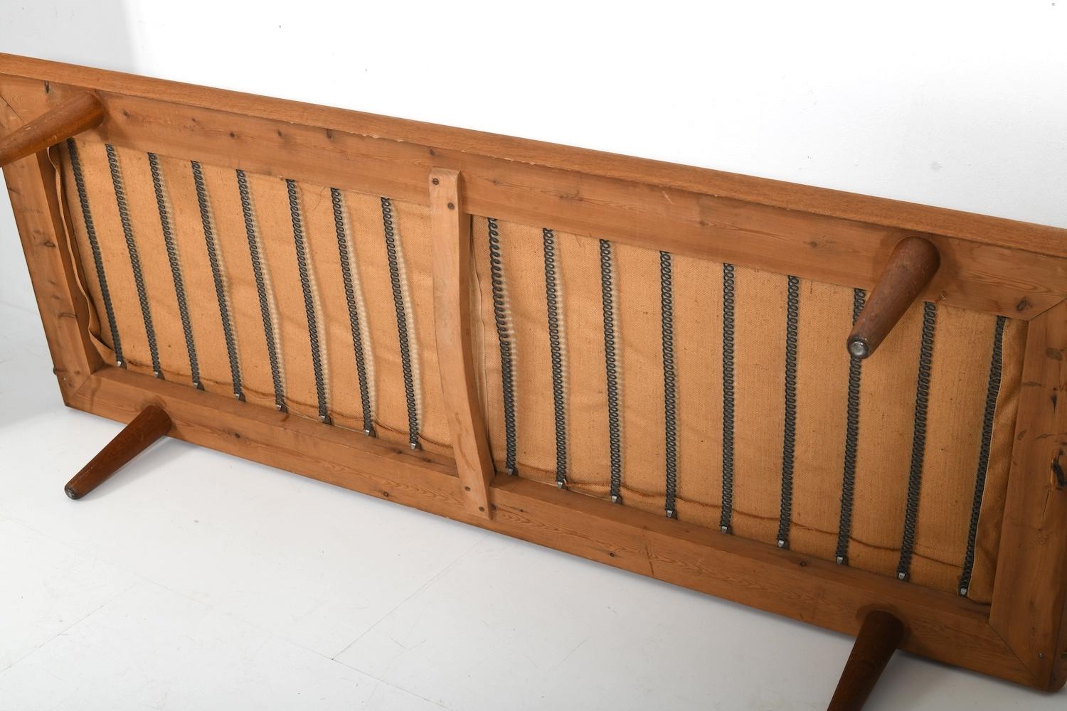 New Upholstered Pair of GE-19 Hans Wegner Daybeds en vente 10