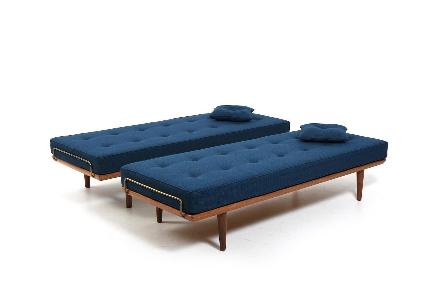 Scandinave moderne New Upholstered Pair of GE-19 Hans Wegner Daybeds en vente