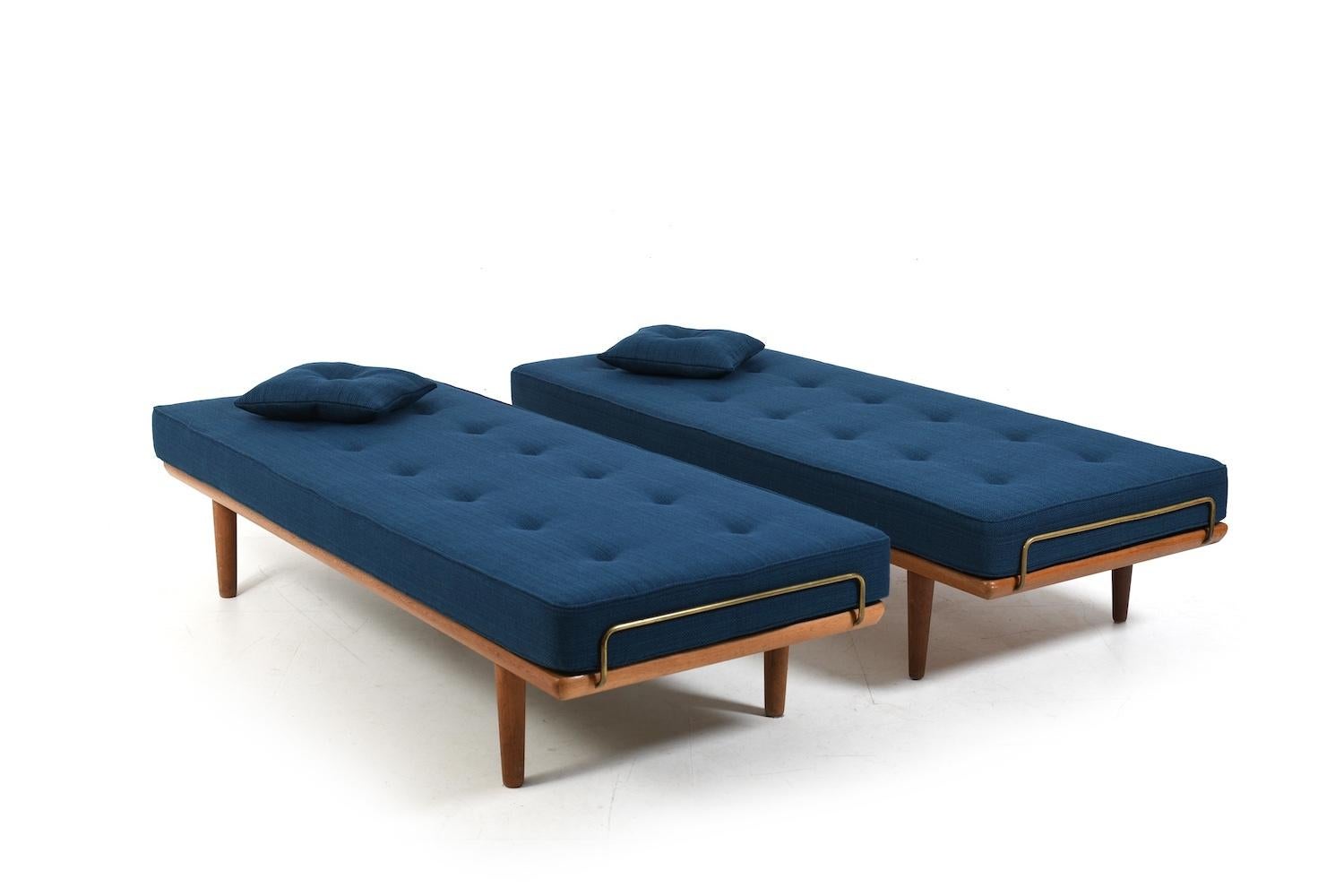New Upholstered Pair of GE-19 Hans Wegner Daybeds Bon état - En vente à Handewitt, DE