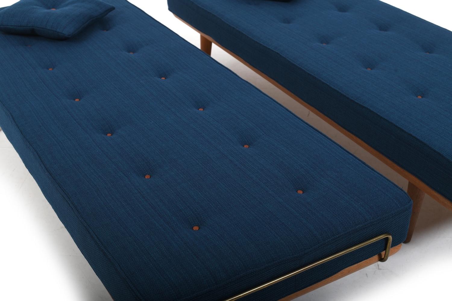 20ième siècle New Upholstered Pair of GE-19 Hans Wegner Daybeds en vente