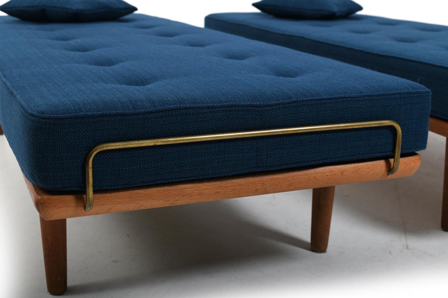 Laiton New Upholstered Pair of GE-19 Hans Wegner Daybeds en vente