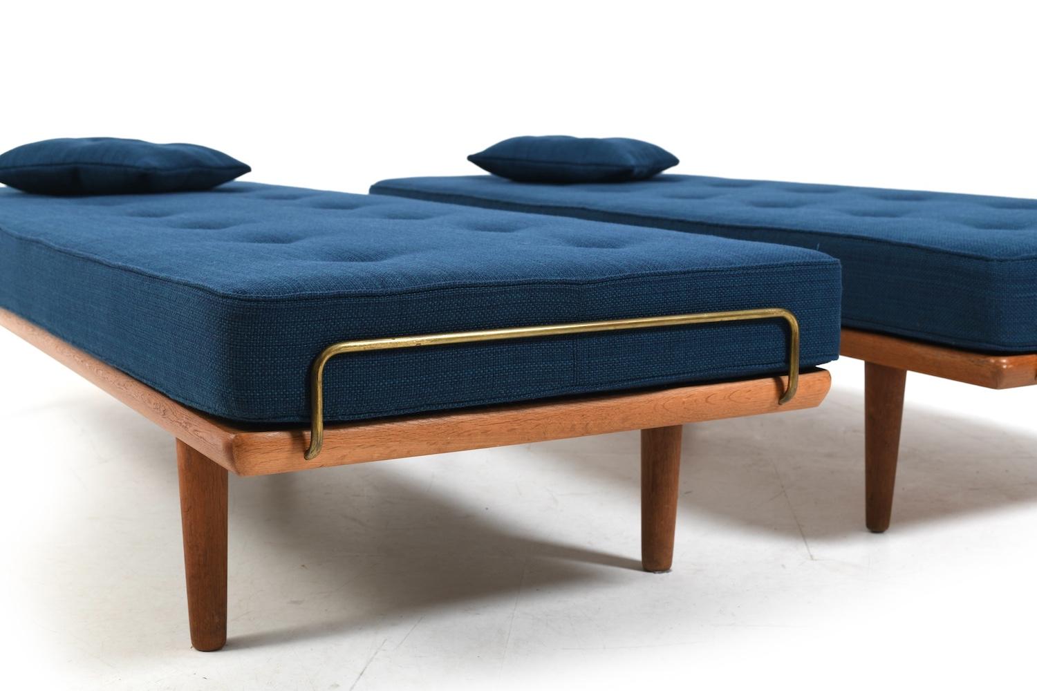 New Upholstered Pair of GE-19 Hans Wegner Daybeds en vente 1
