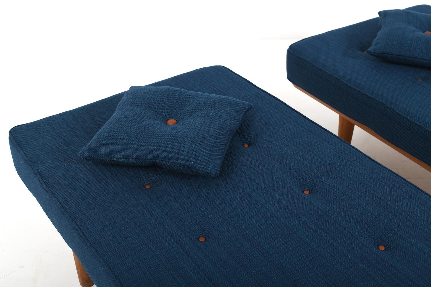 New Upholstered Pair of GE-19 Hans Wegner Daybeds en vente 2