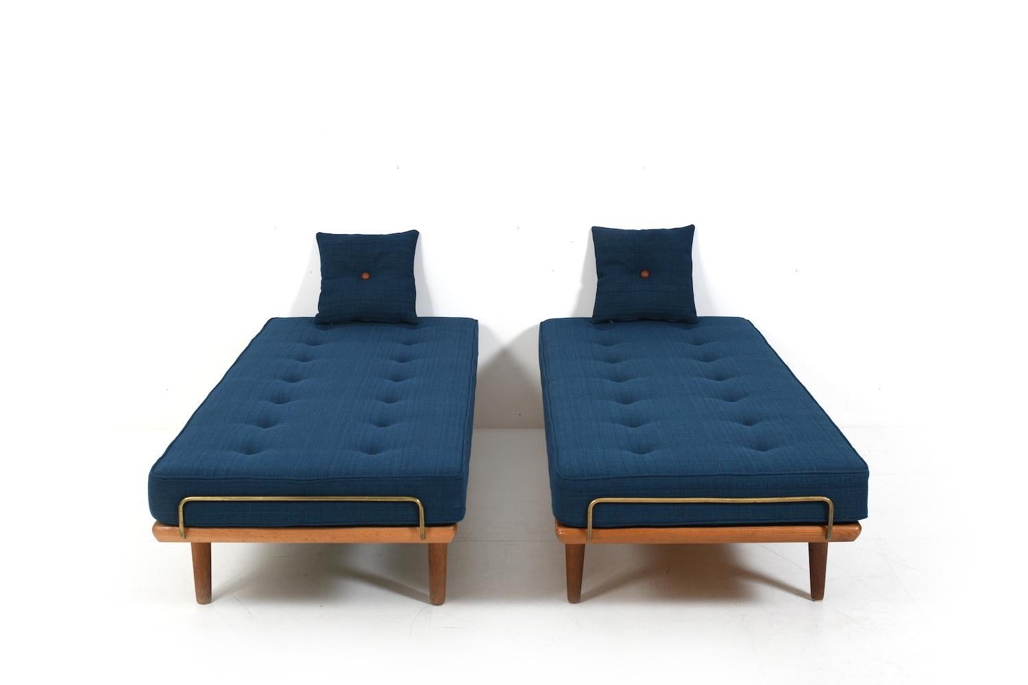 New Upholstered Pair of GE-19 Hans Wegner Daybeds en vente 3