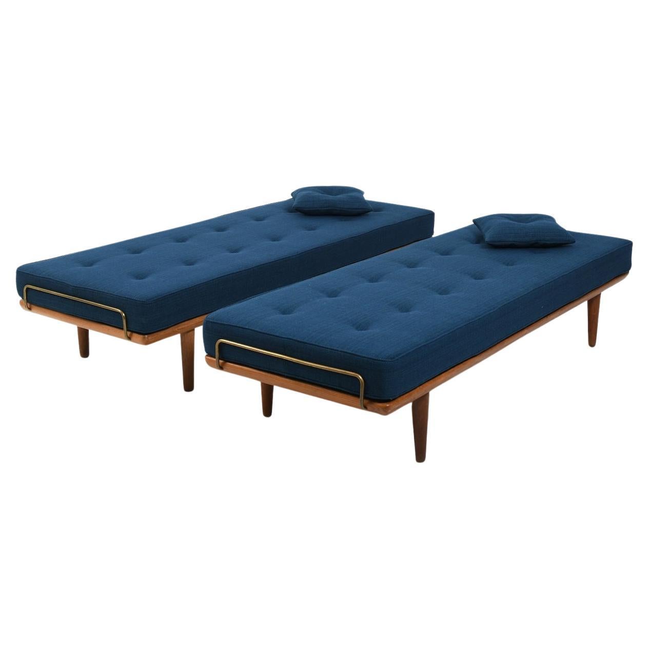New Upholstered Pair of GE-19 Hans Wegner Daybeds en vente