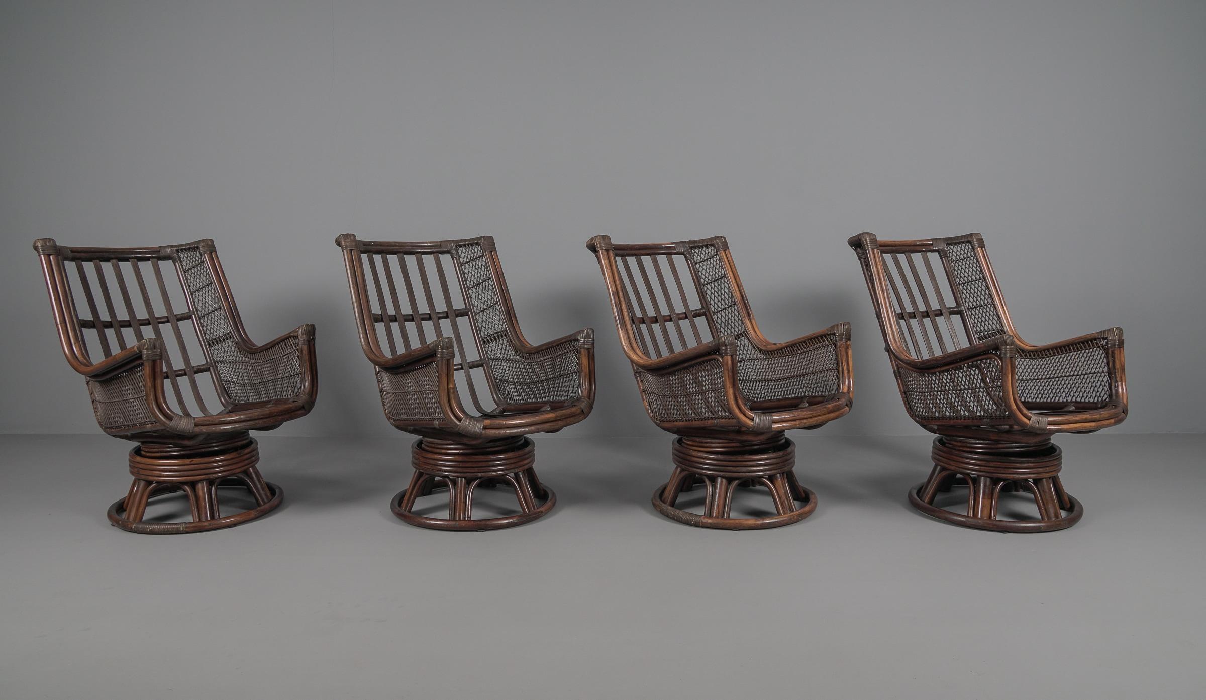 Neues gepolstertes Rattan-Sessel-Set, 4x Sessel, 1x Hocker, 1x Couchtisch, 1960er Jahre im Angebot 12