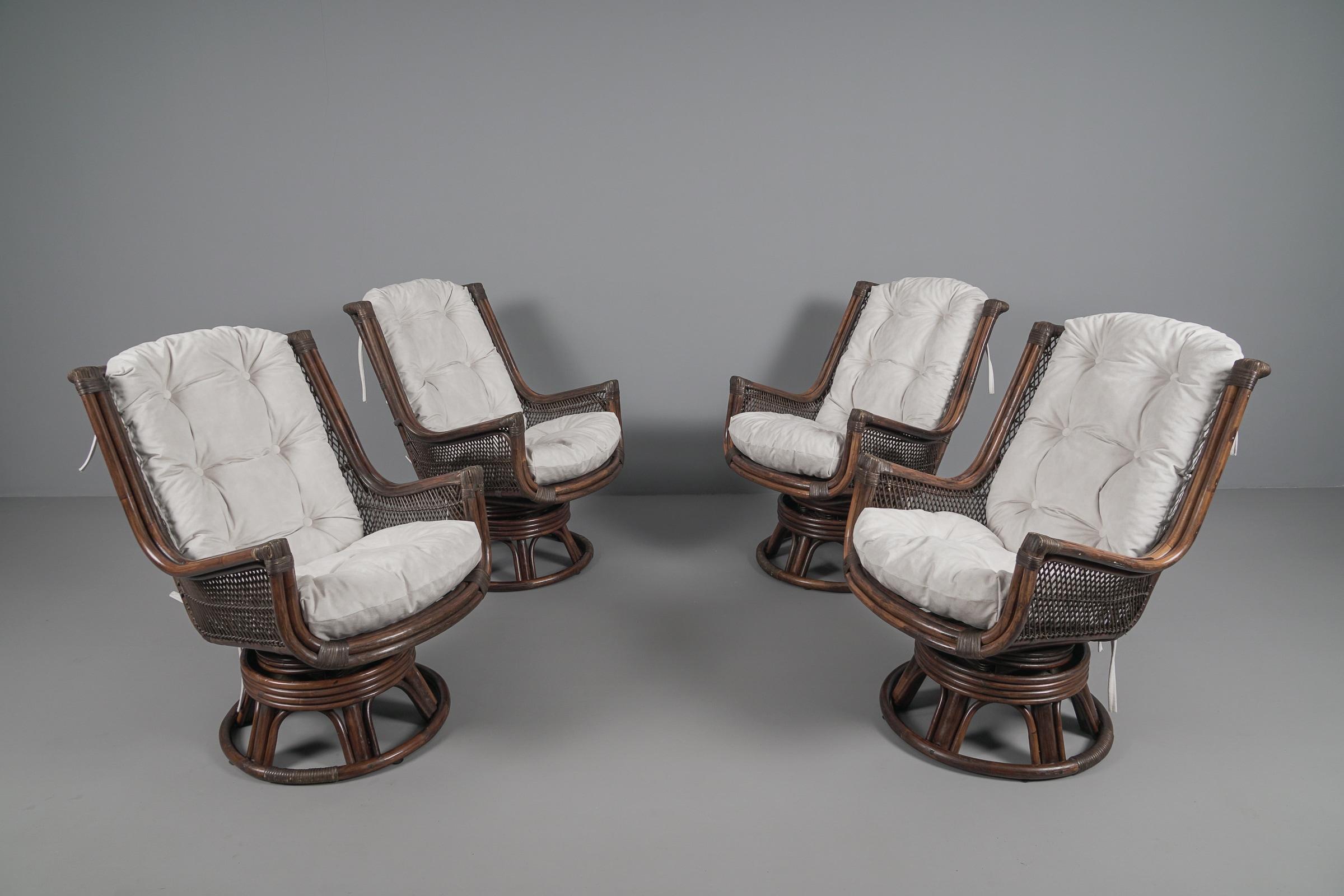 Milieu du XXe siècle Ensemble de sièges en rotin rembourrés, 4x fauteuils 1x tabouret 1x table basse, années 1960 en vente