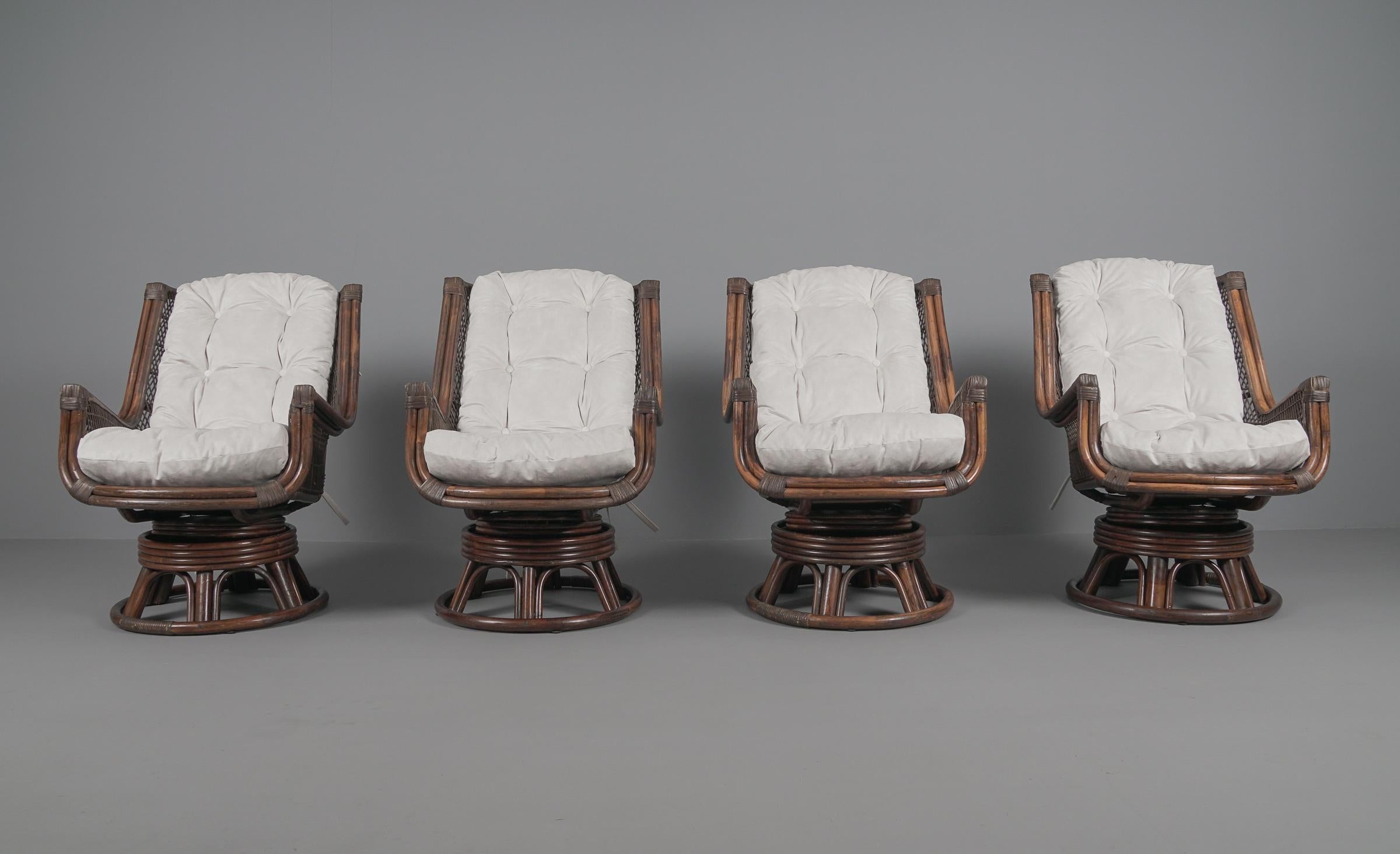 Ensemble de sièges en rotin rembourrés, 4x fauteuils 1x tabouret 1x table basse, années 1960 en vente 1