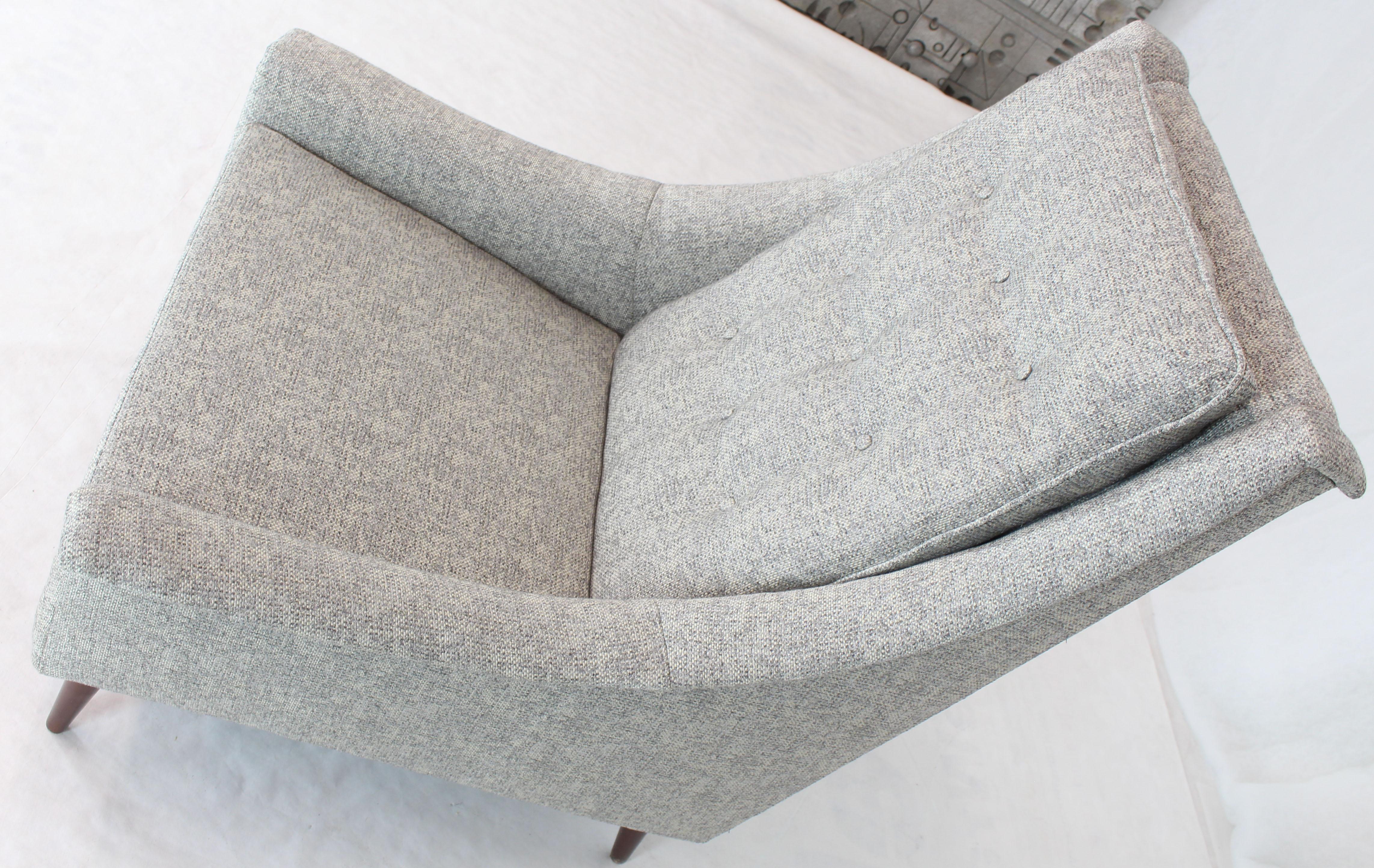 New Upholstery Mid-Century Modern Lounge Chair (Chaise longue du milieu du siècle) en vente 3