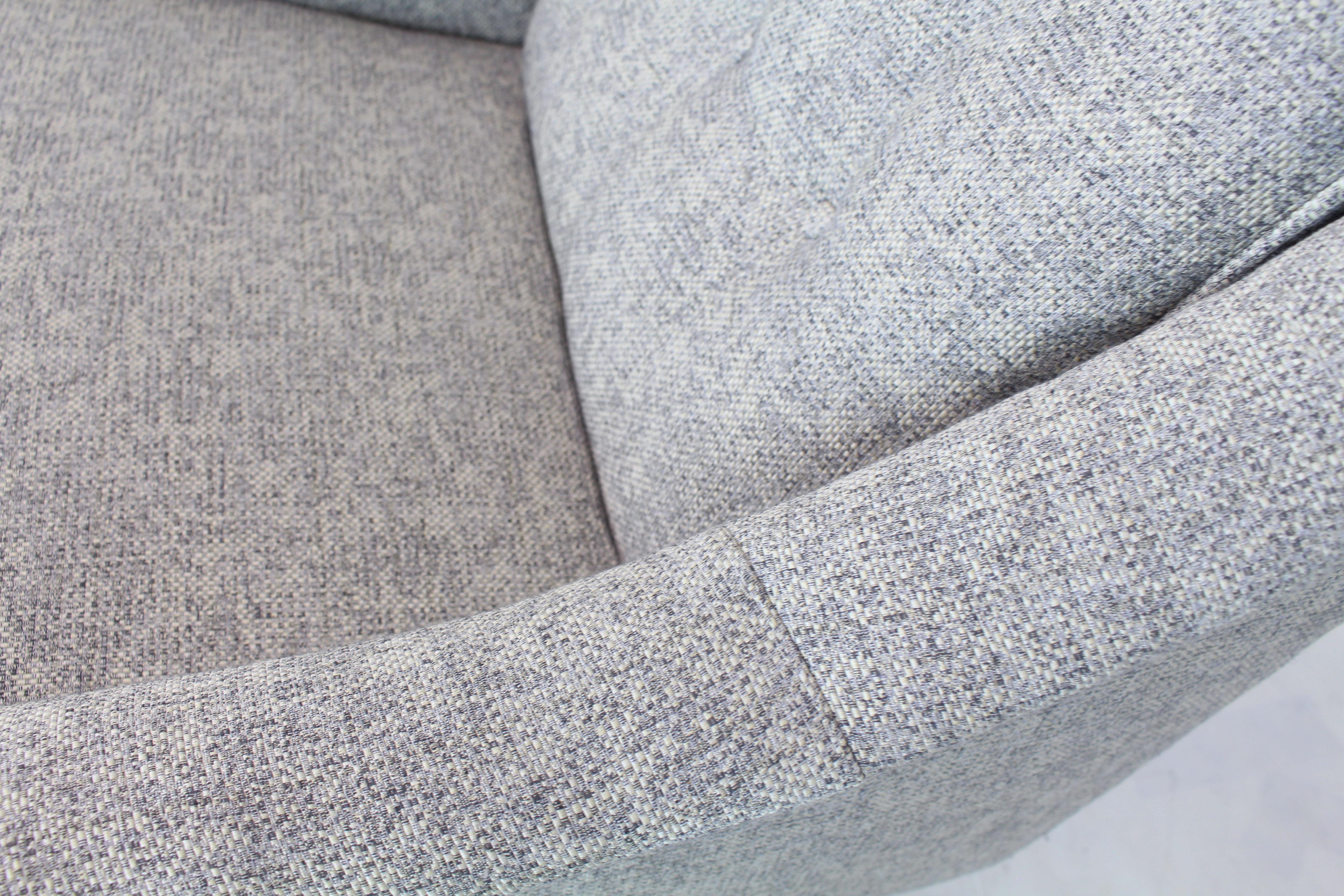 New Upholstery Mid-Century Modern Lounge Chair (Chaise longue du milieu du siècle) en vente 4