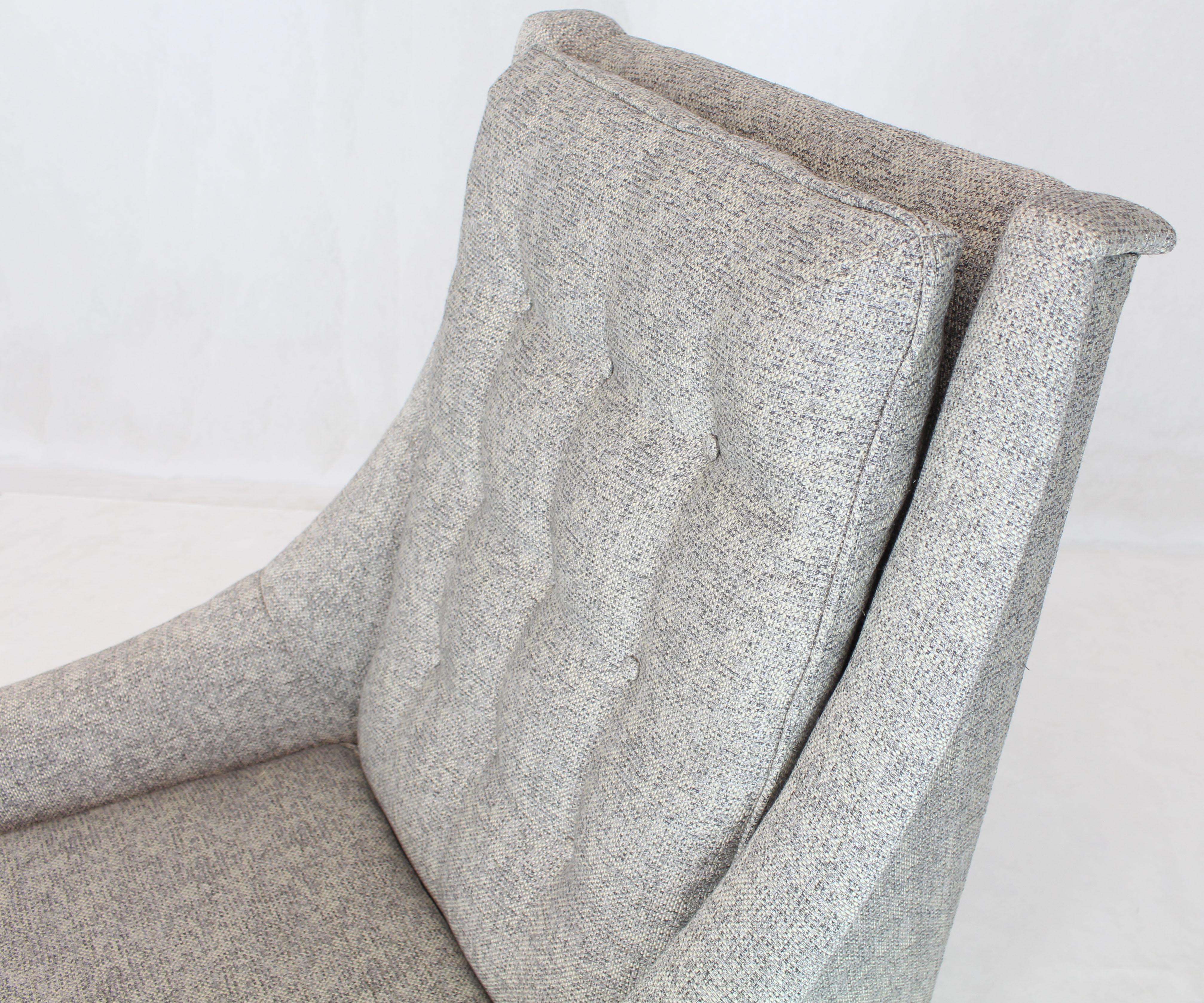 Neue Polsterung Mid-Century Modern Lounge Chair (Lackiert) im Angebot