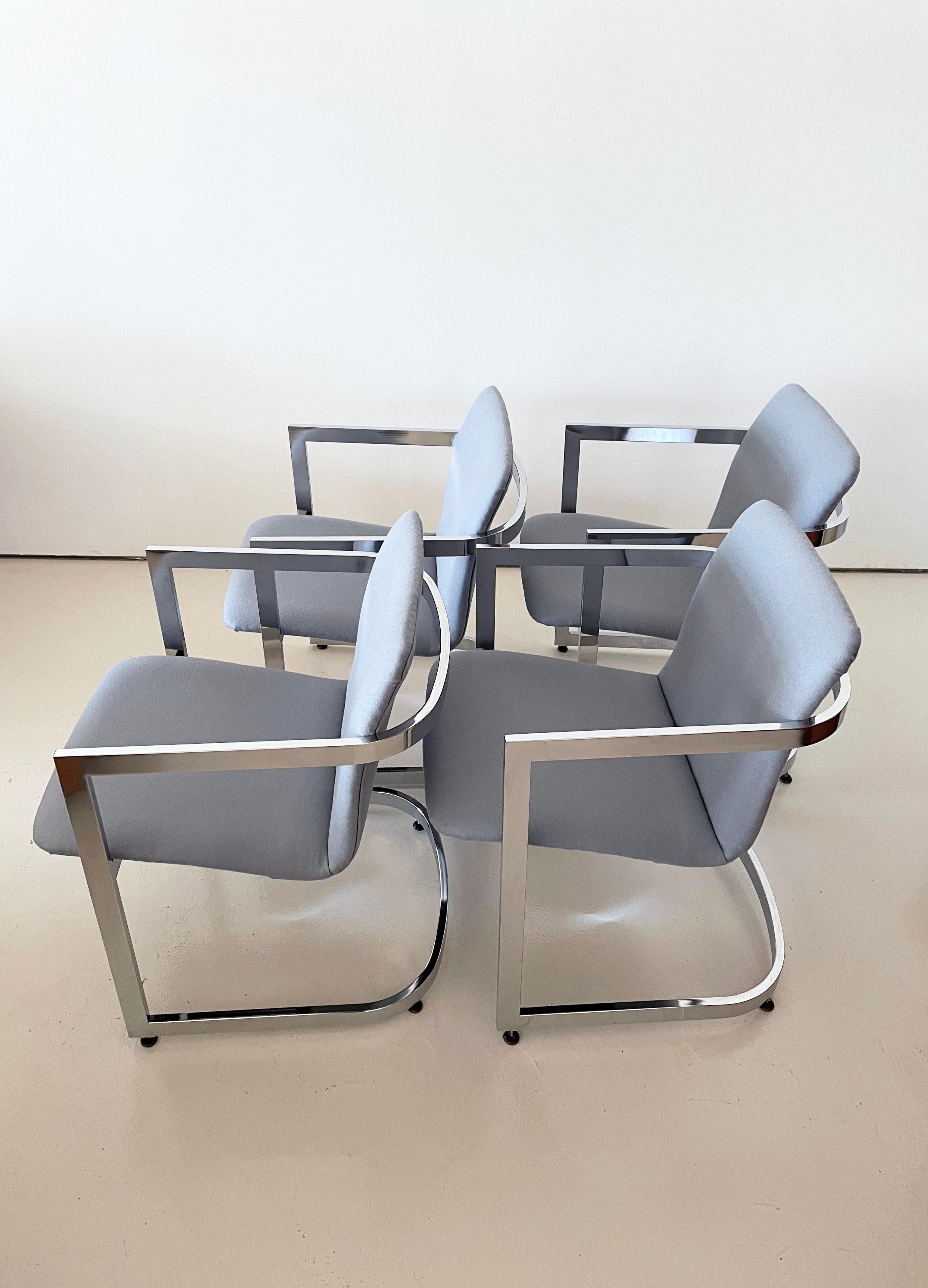 Vier verchromte Freischwinger-Esszimmerstühle, entworfen von Milo Baughman, neu gepolstert von MENO mit Maharam Divina von Kvadrat: 171 True Gray, Stoff aus 100% Wolle.

Es handelt sich um einen originalen Satz von vier Stück, die zusammen von einem