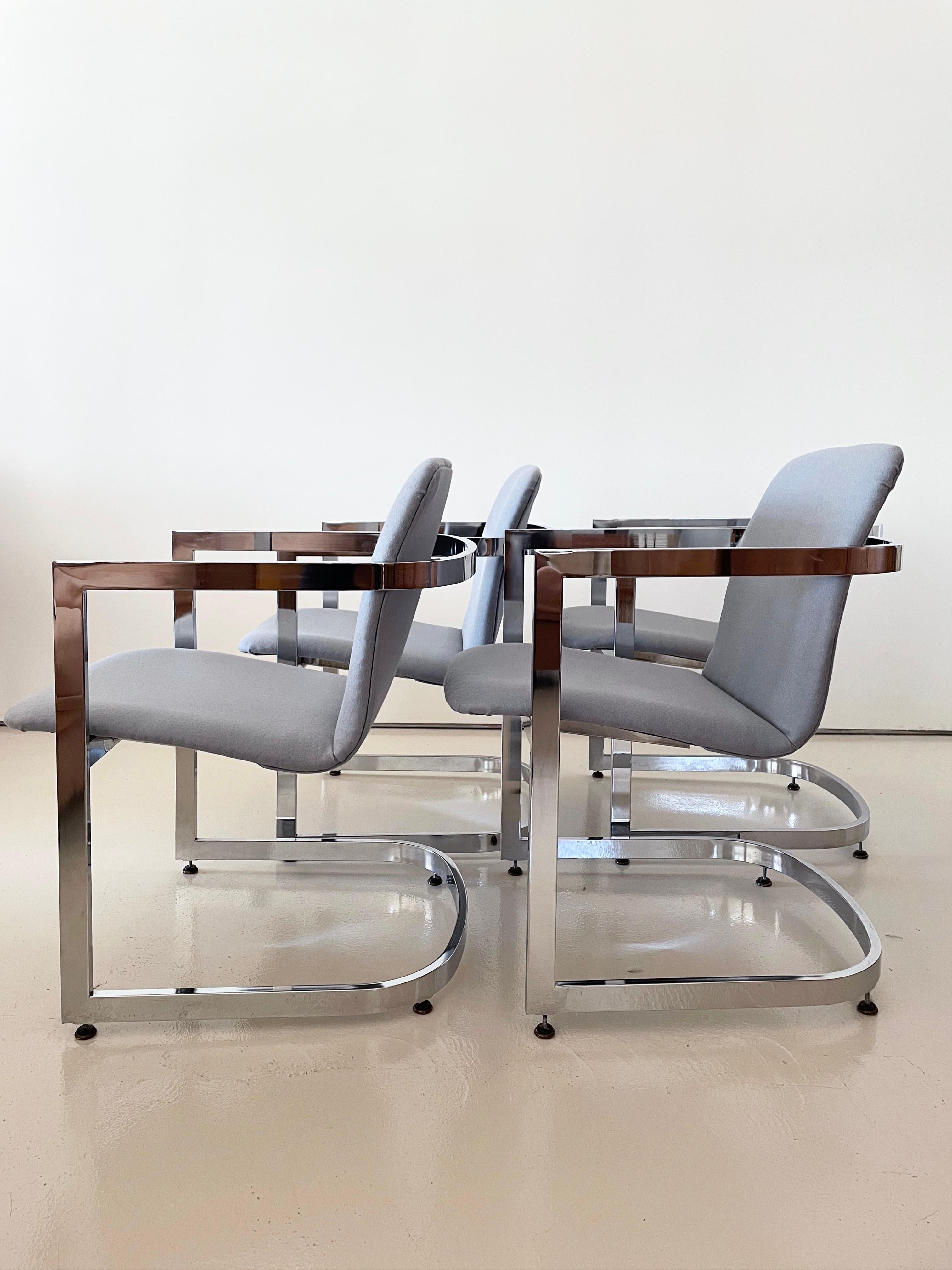 New Upholstery, Milo Baughman Freischwinger aus Chrom, 4er-Set (20. Jahrhundert) im Angebot