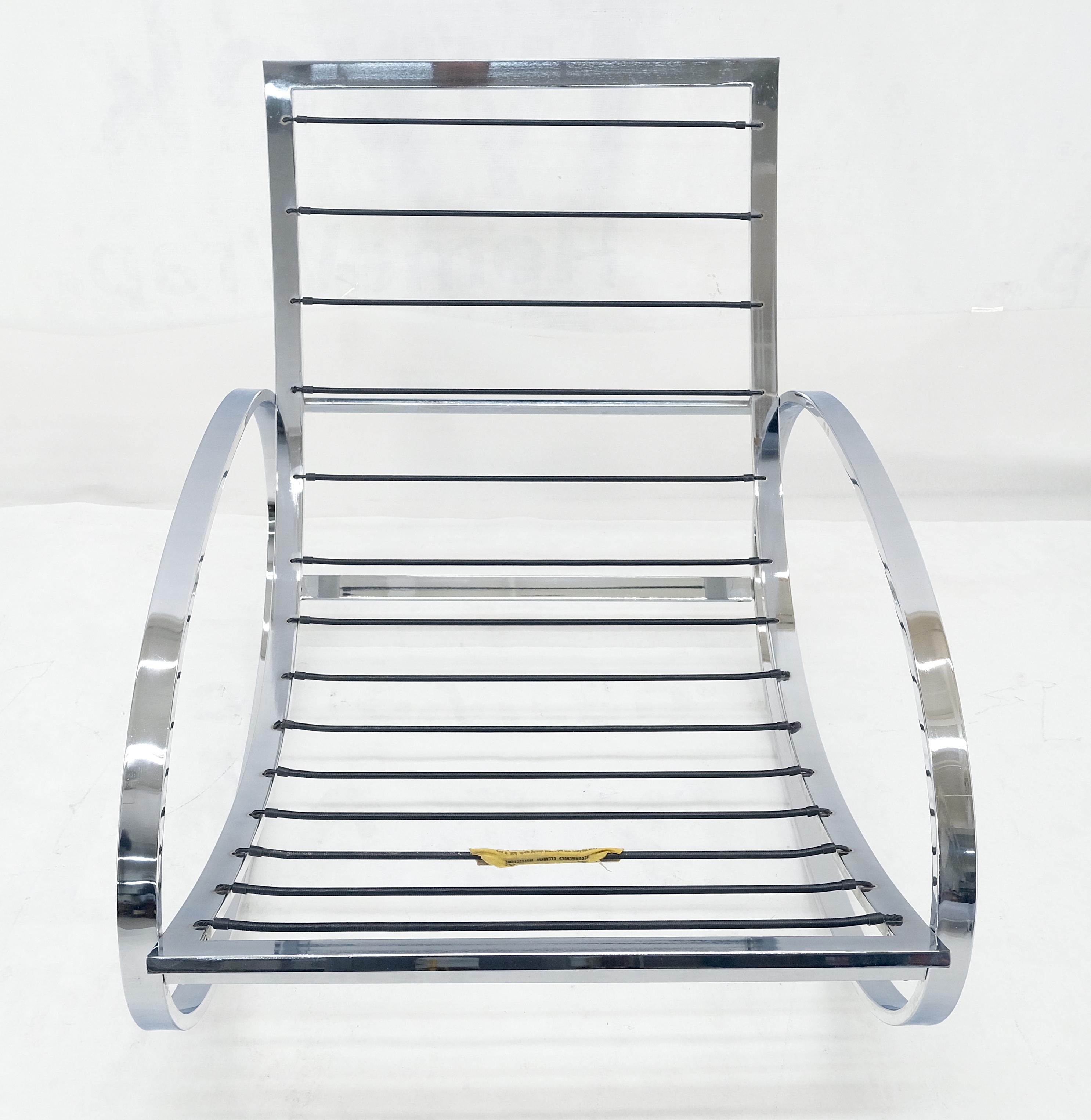 Mid-Century moderno Nuova tappezzeria Renato Zevi Ellipse Base Rocking Chair & Ottoman di Selig MINT in vendita