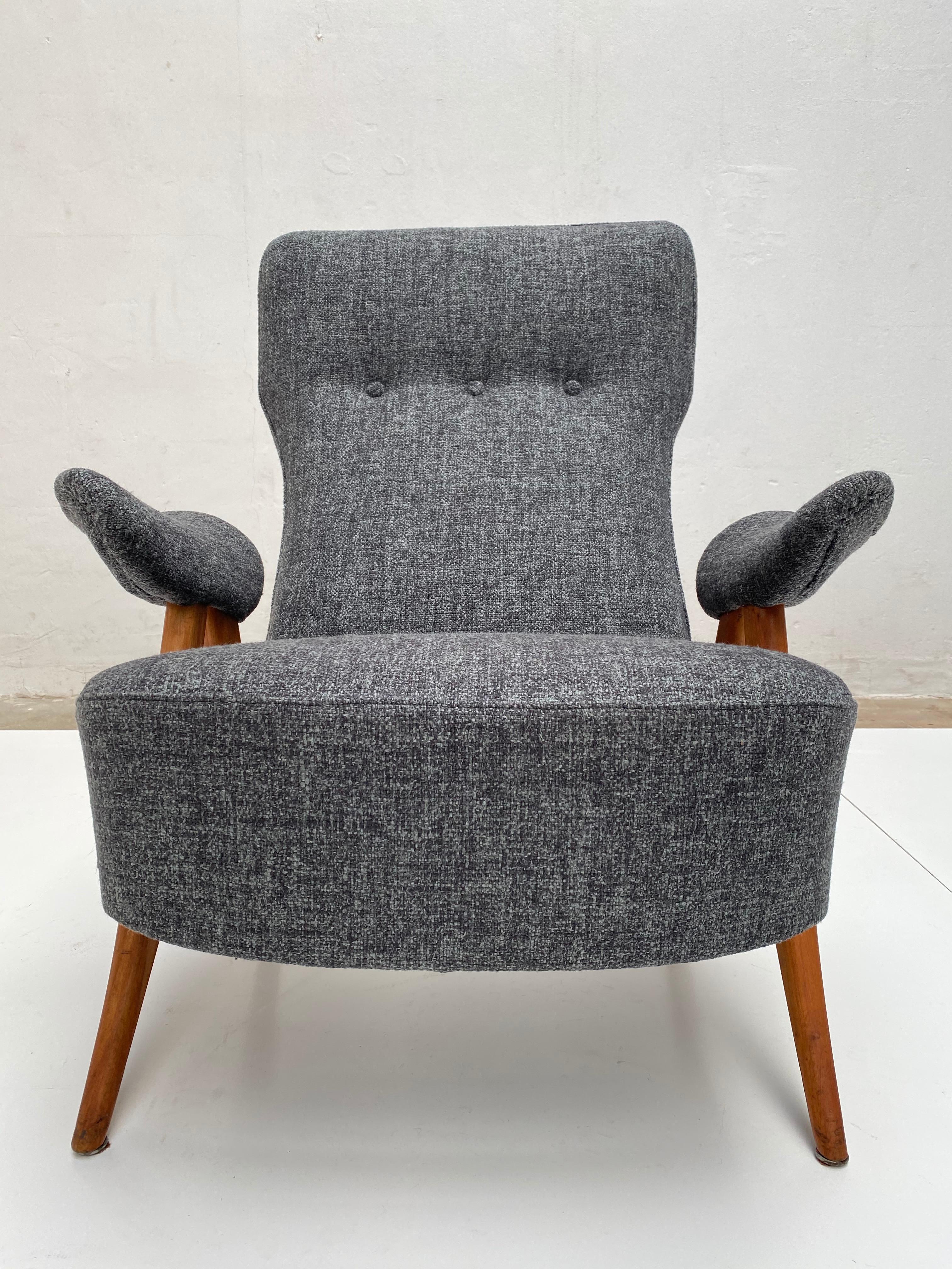 This beautiful lounge chair is model 105 by Dutch designer Theo Ruth for Artifort in 1957

I has been upholstered with a new De Ploeg wool in a grey and green melange fabric according to the traditional way it was done by Artifort in the